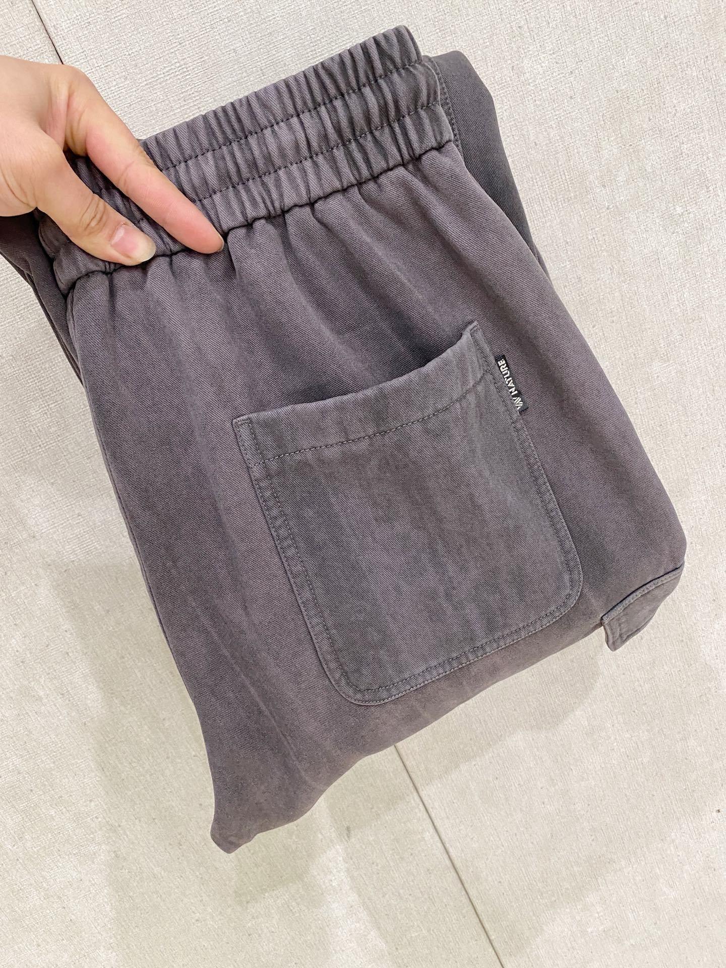 🌾 始祖鸟 【新品】秋冬加绒休闲裤金典再次出现，原单订制超级百搭款。独家定制面料，挺阔有型，贴身舒适。原