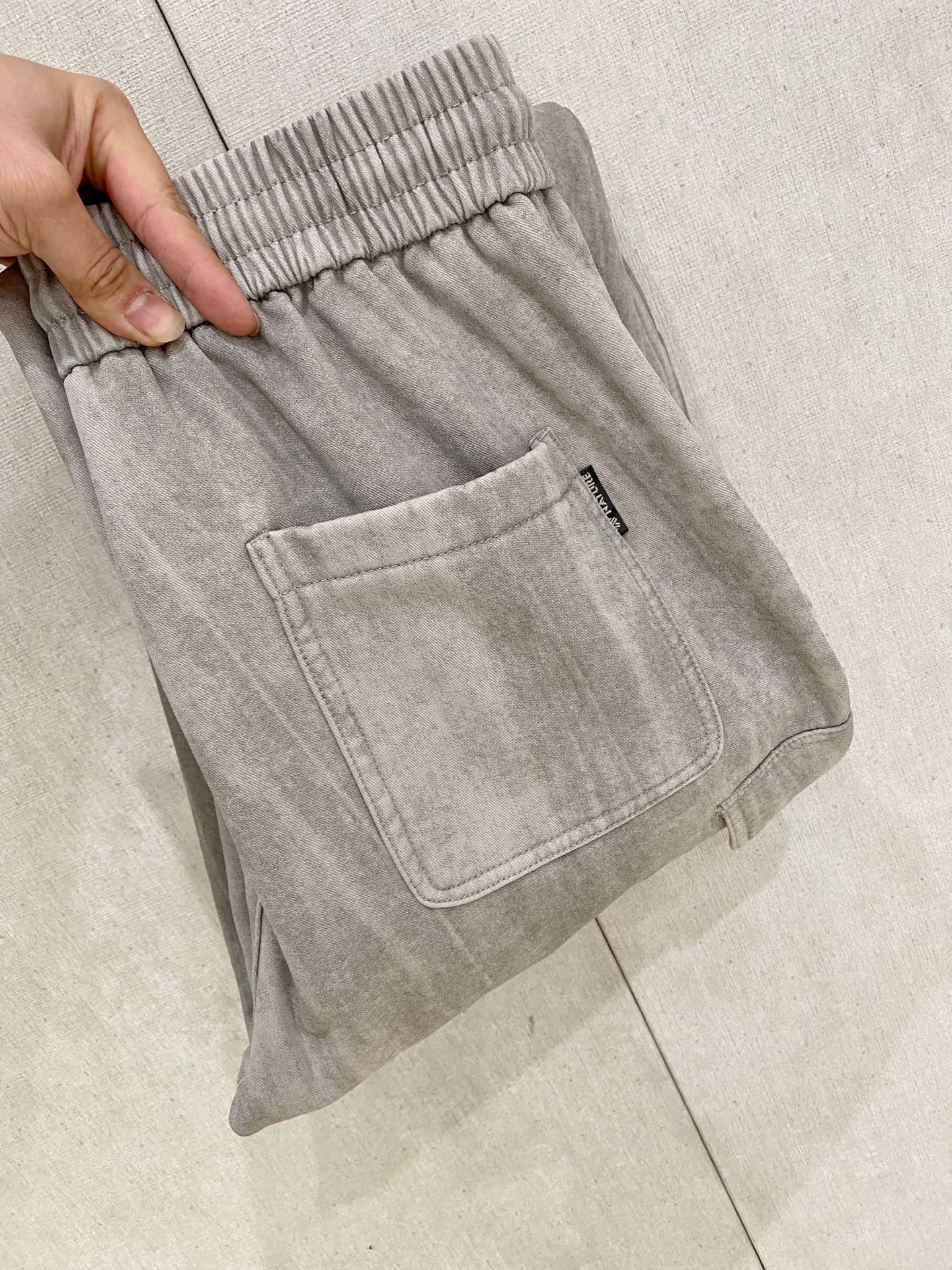 🌾 始祖鸟 【新品】秋冬加绒休闲裤金典再次出现，原单订制超级百搭款。独家定制面料，挺阔有型，贴身舒适。原