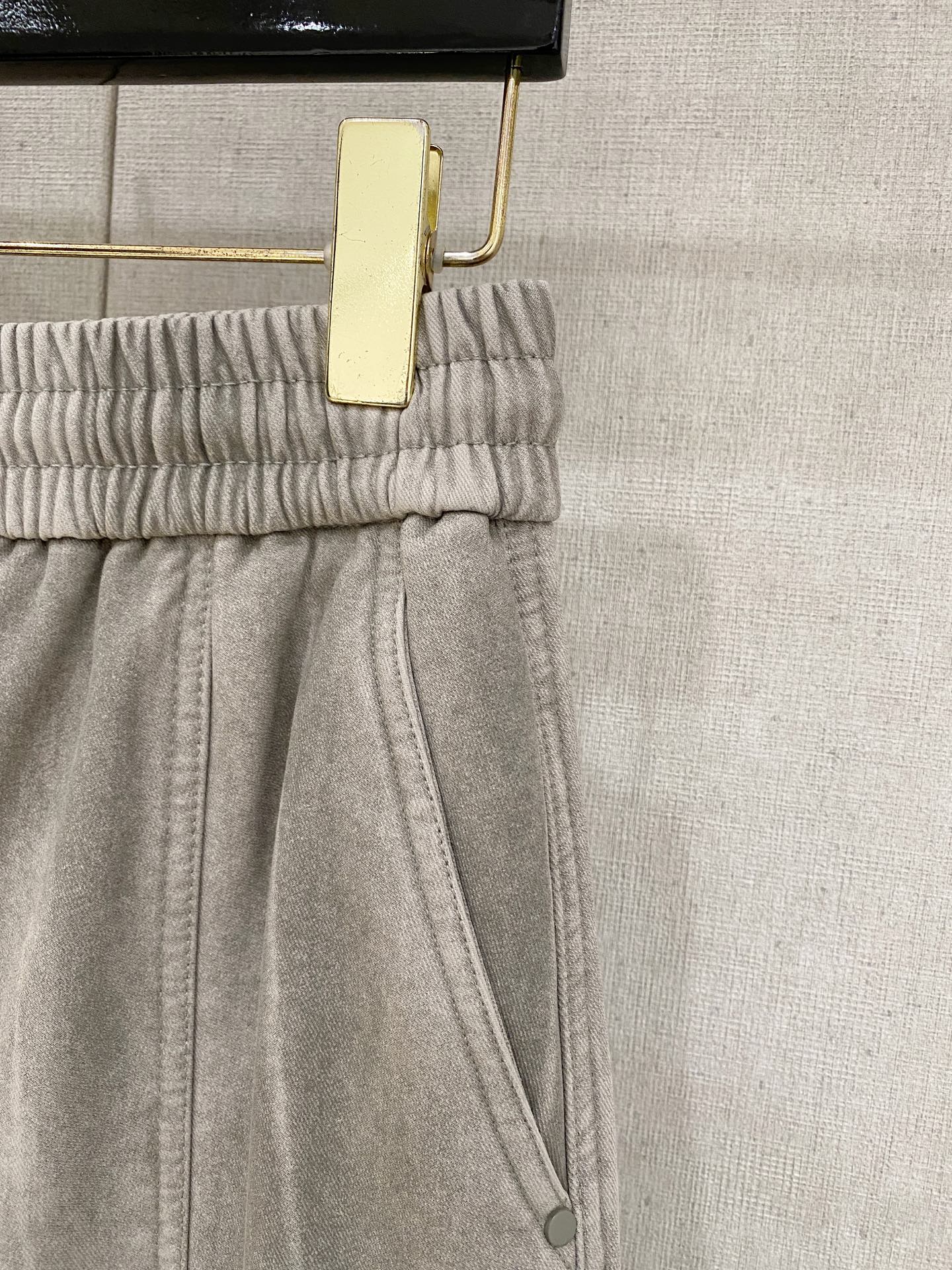 🌾 始祖鸟 【新品】秋冬加绒休闲裤金典再次出现，原单订制超级百搭款。独家定制面料，挺阔有型，贴身舒适。原