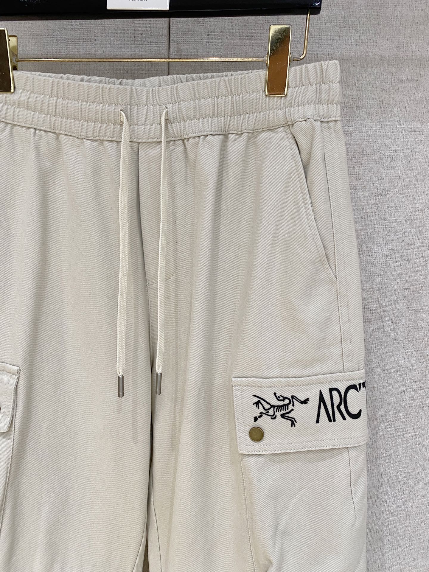 🌾 始祖鸟 【新品】秋冬加厚休闲裤金典再次出现，原单订制超级百搭款。独家定制面料，挺阔有型，贴身舒适。原