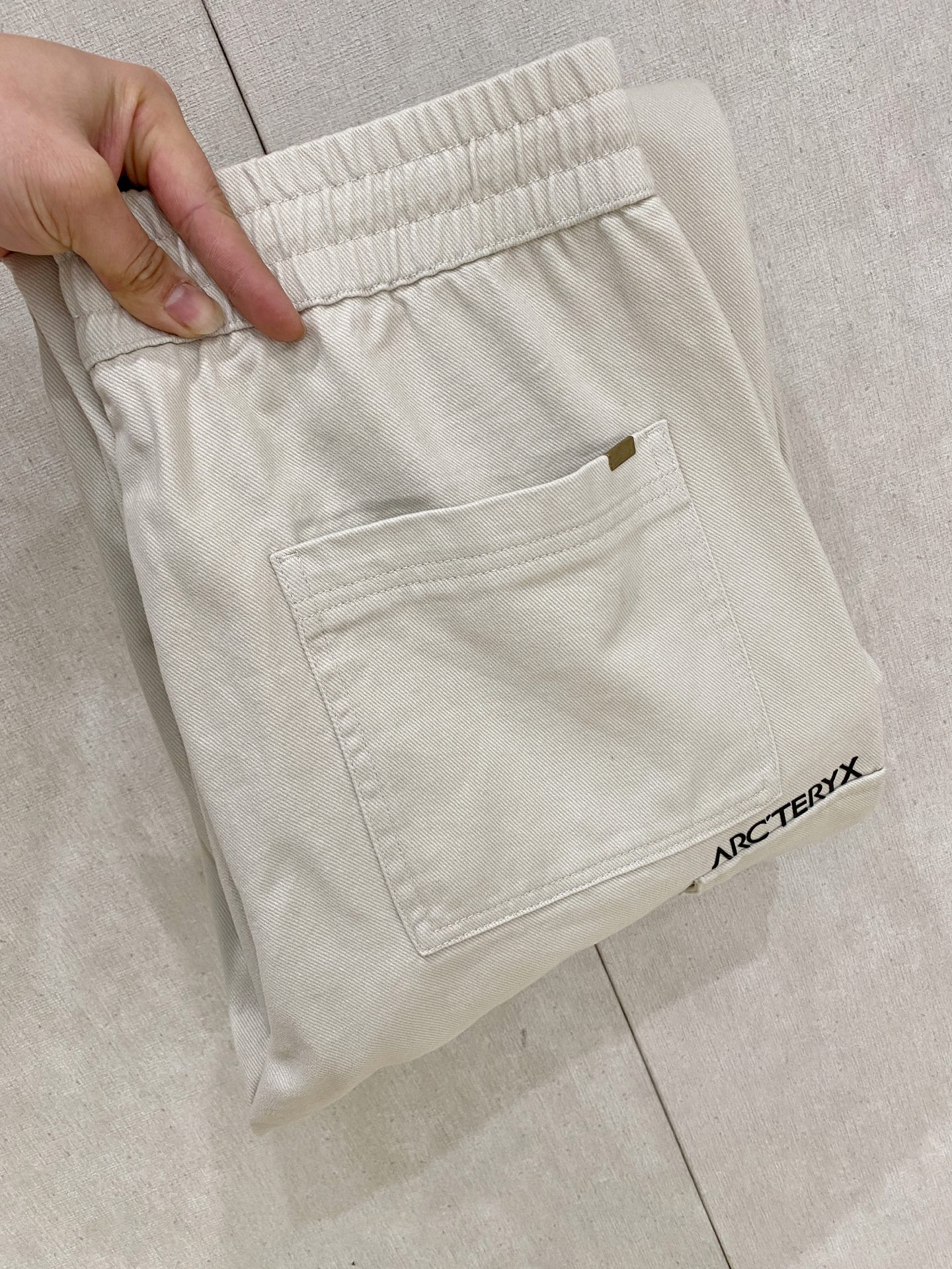 🌾 始祖鸟 【新品】秋冬加厚休闲裤金典再次出现，原单订制超级百搭款。独家定制面料，挺阔有型，贴身舒适。原