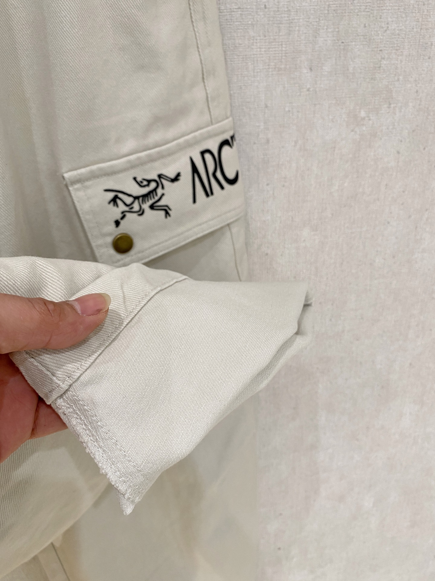 🌾 始祖鸟 【新品】秋冬加厚休闲裤金典再次出现，原单订制超级百搭款。独家定制面料，挺阔有型，贴身舒适。原