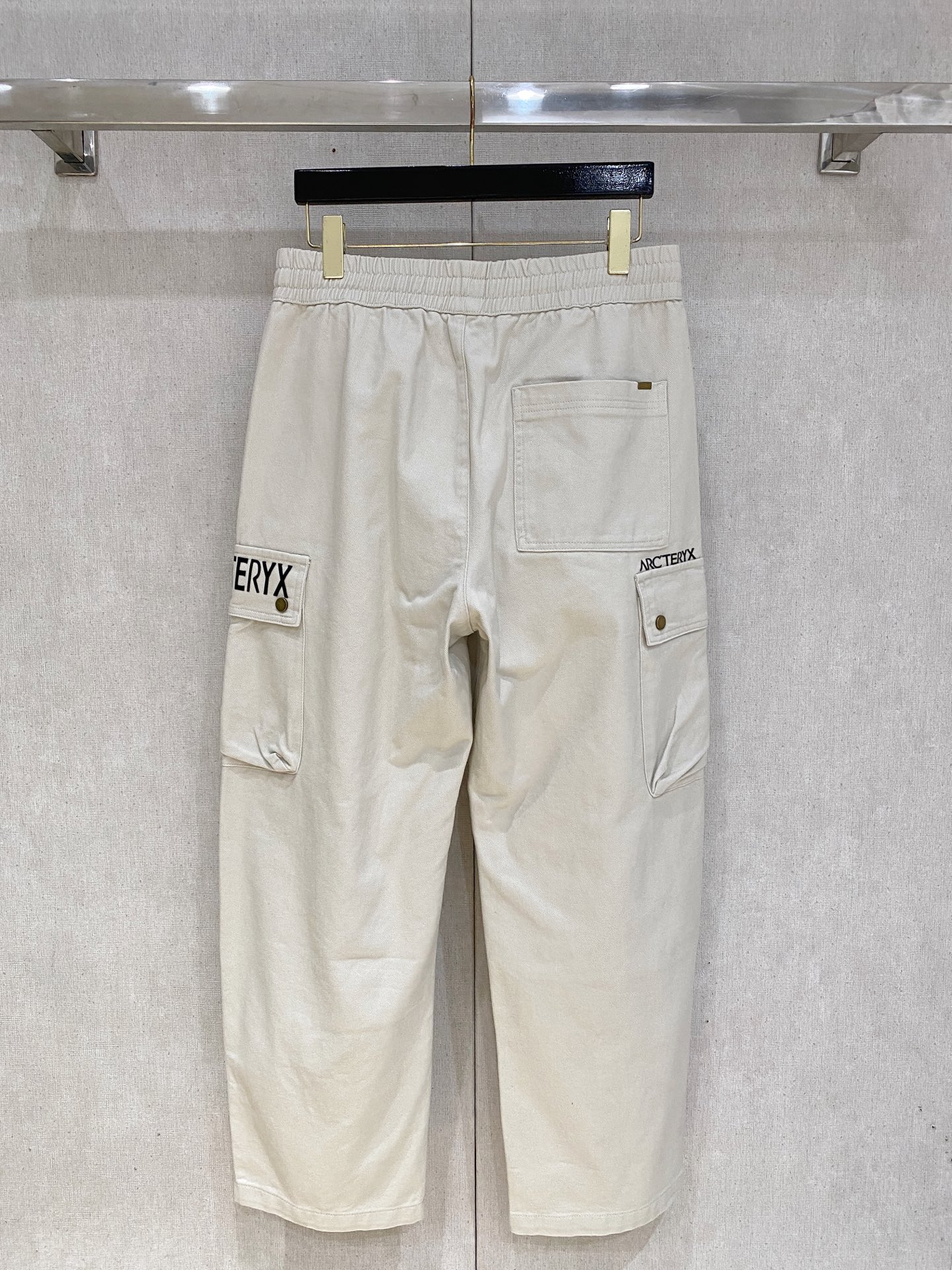 🌾 始祖鸟 【新品】秋冬加厚休闲裤金典再次出现，原单订制超级百搭款。独家定制面料，挺阔有型，贴身舒适。原