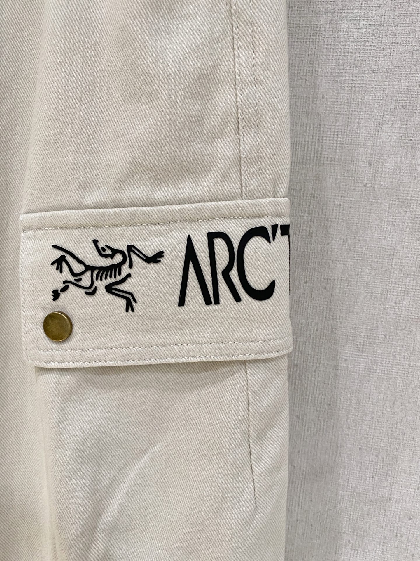 🌾 始祖鸟 【新品】秋冬加厚休闲裤金典再次出现，原单订制超级百搭款。独家定制面料，挺阔有型，贴身舒适。原