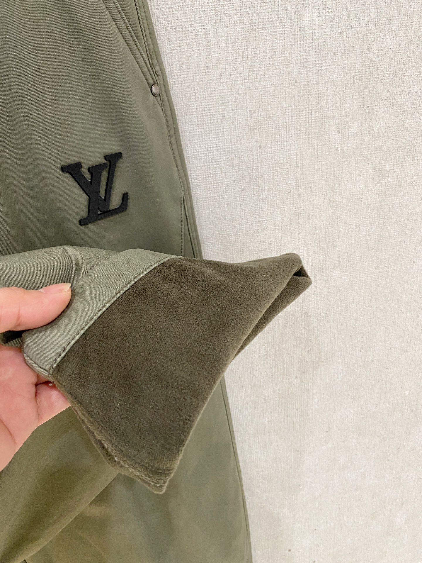 🌾 LV 【新品】秋冬加绒休闲裤金典再次出现，原单订制超级百搭款。独家定制面料，挺阔有型，贴身舒适。原版