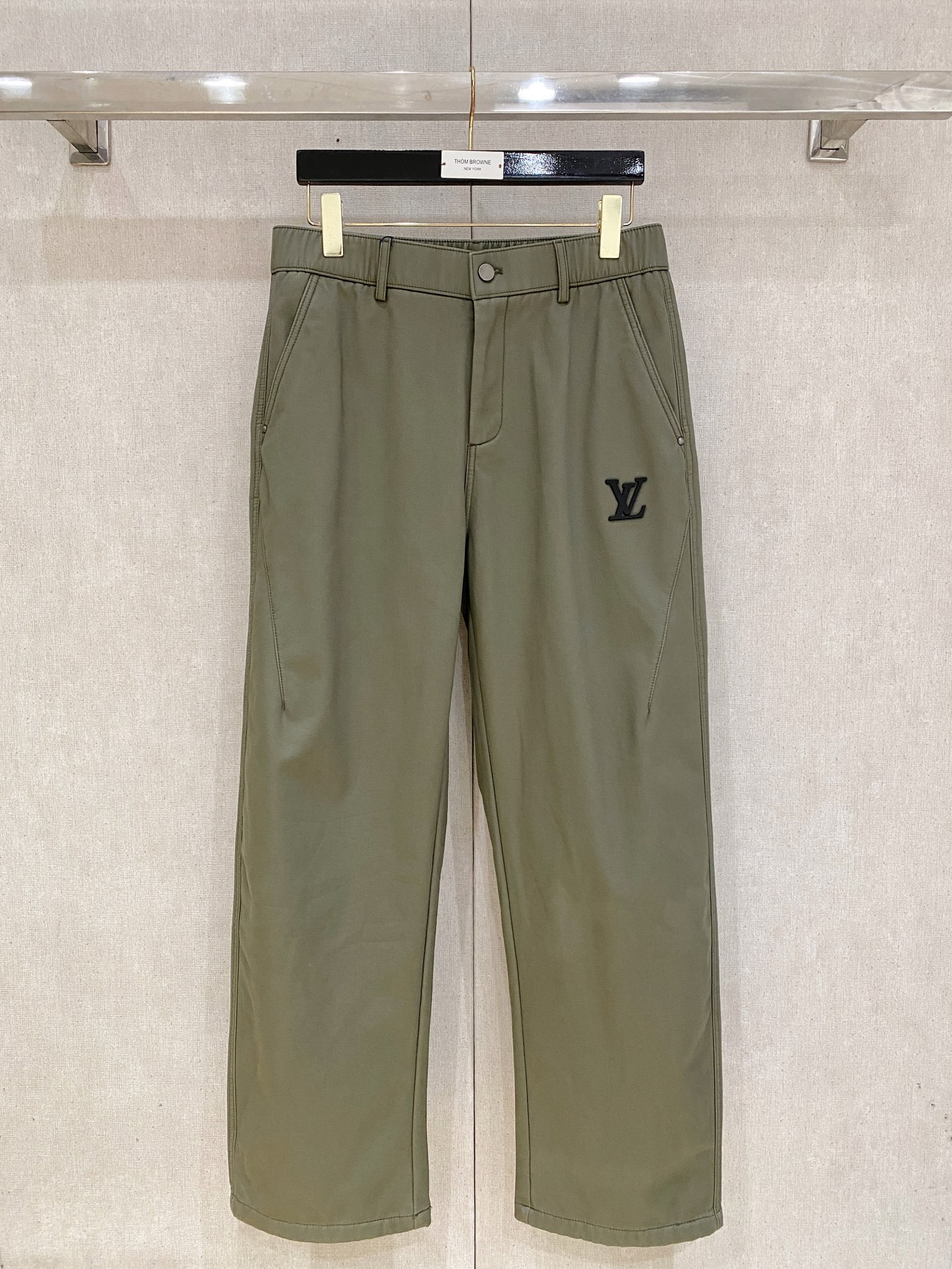 🌾 LV 【新品】秋冬加绒休闲裤金典再次出现，原单订制超级百搭款。独家定制面料，挺阔有型，贴身舒适。原版