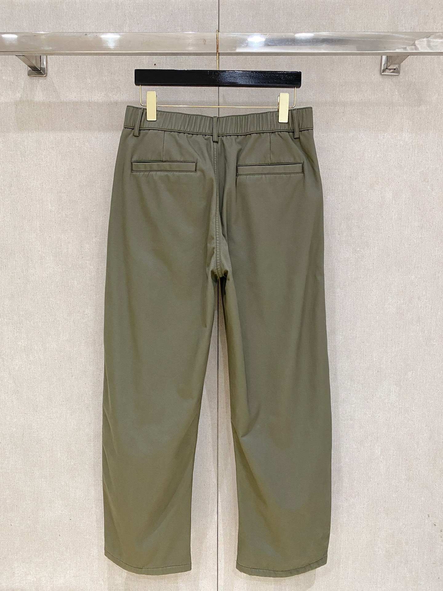 🌾 LV 【新品】秋冬加绒休闲裤金典再次出现，原单订制超级百搭款。独家定制面料，挺阔有型，贴身舒适。原版