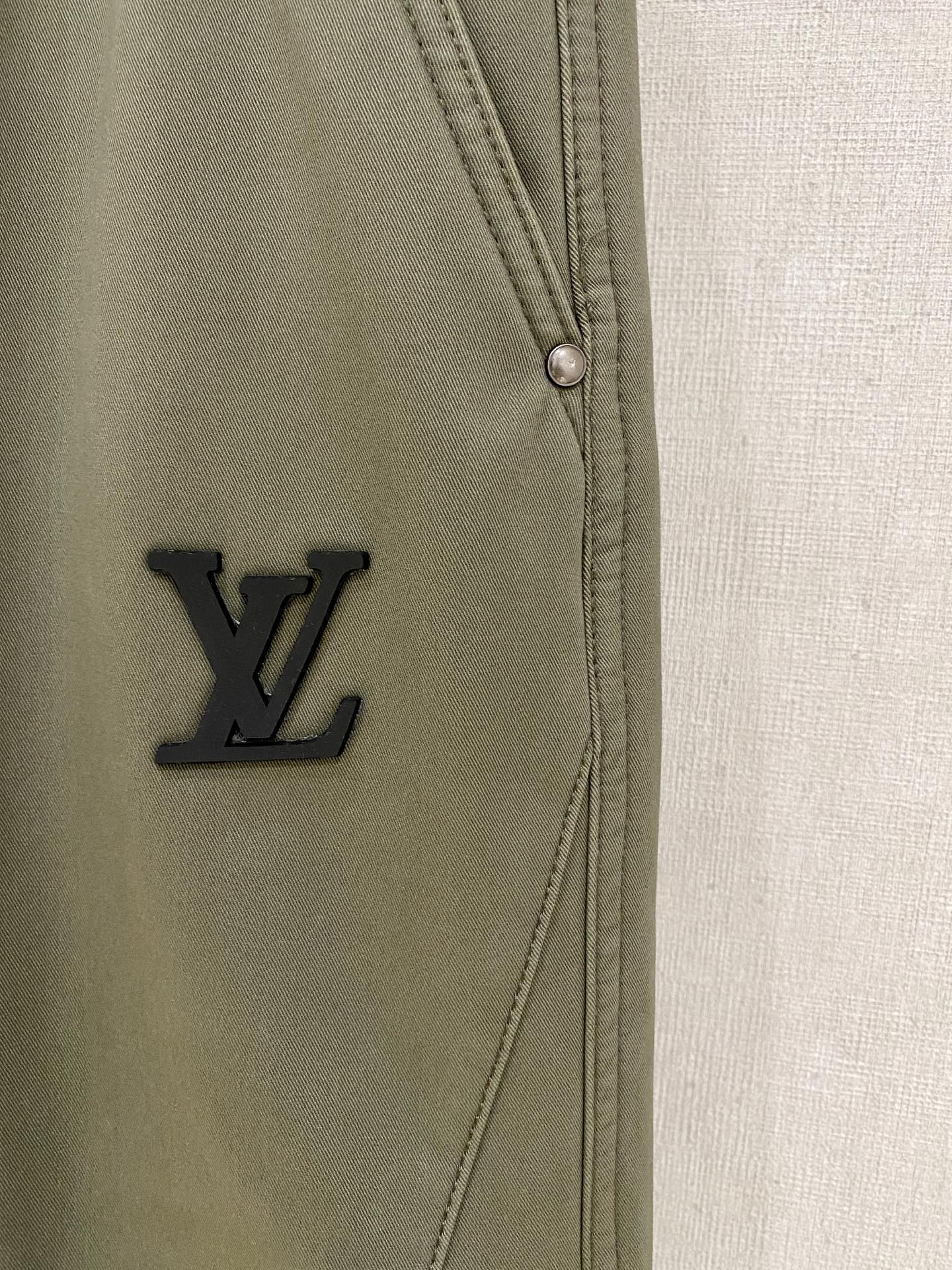 🌾 LV 【新品】秋冬加绒休闲裤金典再次出现，原单订制超级百搭款。独家定制面料，挺阔有型，贴身舒适。原版