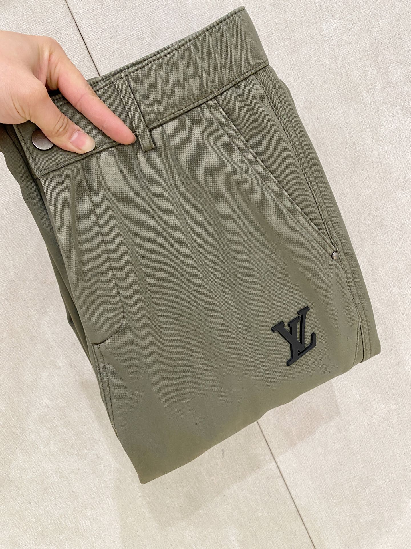 🌾 LV 【新品】秋冬加绒休闲裤金典再次出现，原单订制超级百搭款。独家定制面料，挺阔有型，贴身舒适。原版