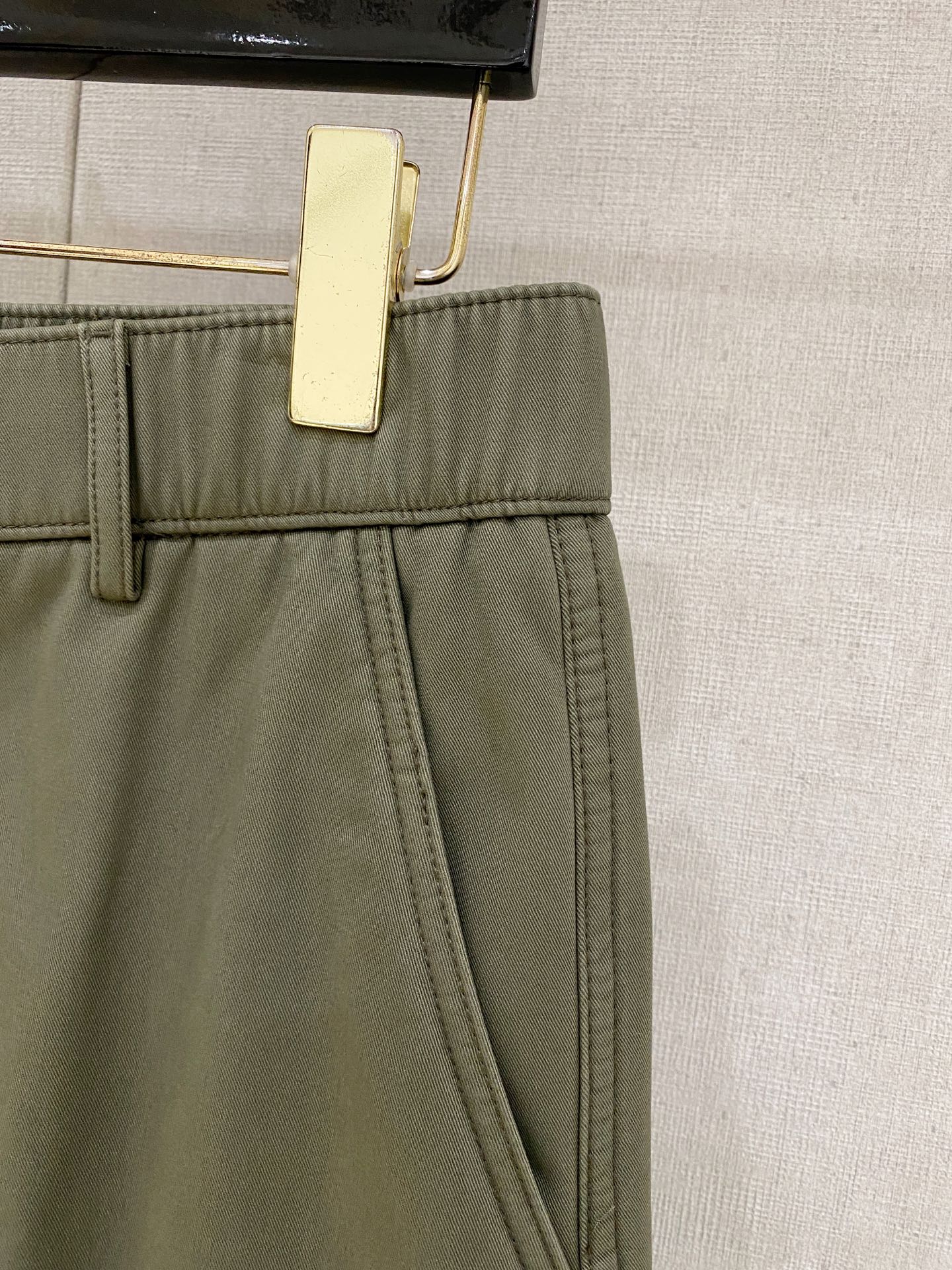 🌾 LV 【新品】秋冬加绒休闲裤金典再次出现，原单订制超级百搭款。独家定制面料，挺阔有型，贴身舒适。原版