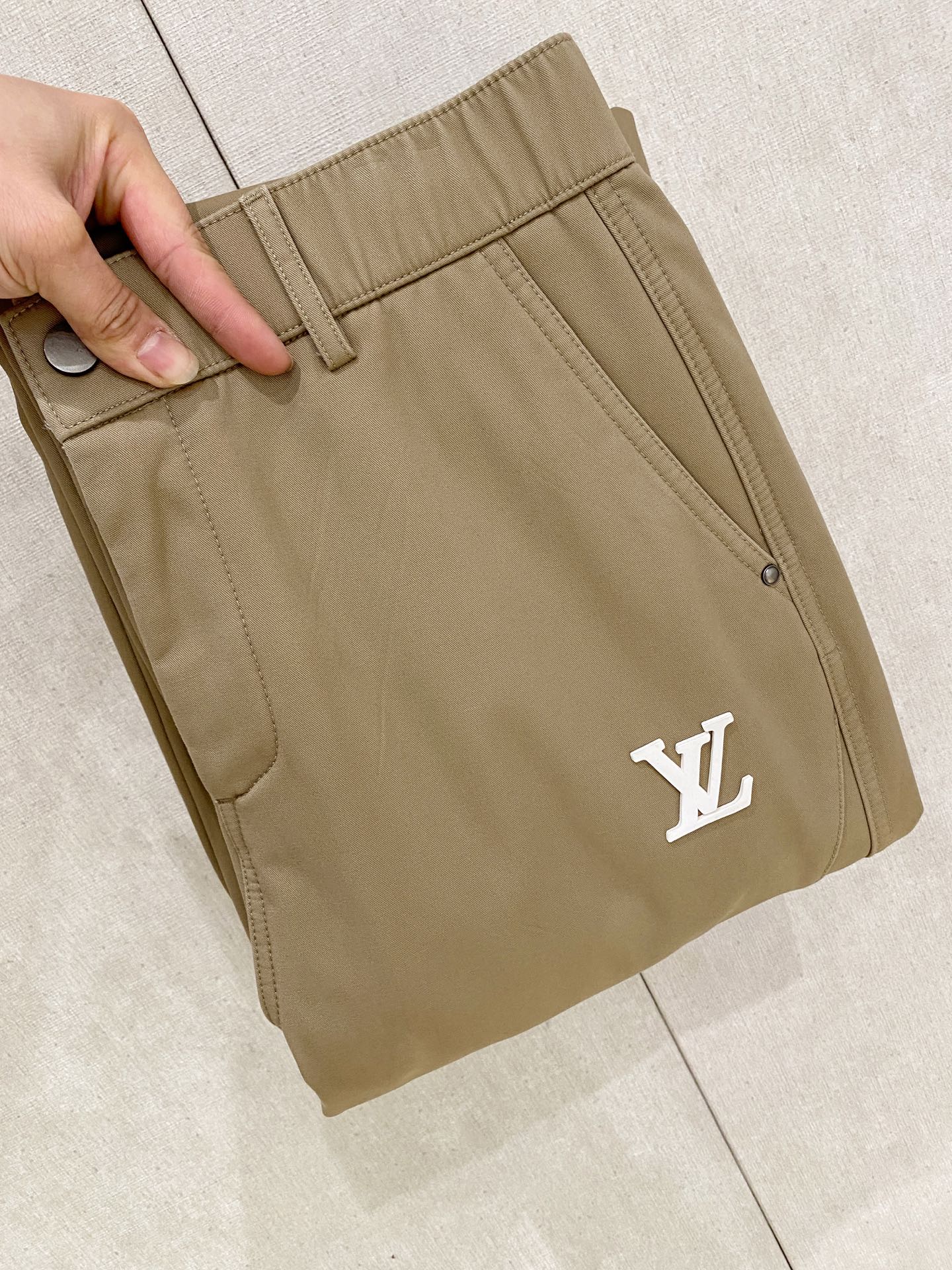 🌾 LV 【新品】秋冬加绒休闲裤金典再次出现，原单订制超级百搭款。独家定制面料，挺阔有型，贴身舒适。原版