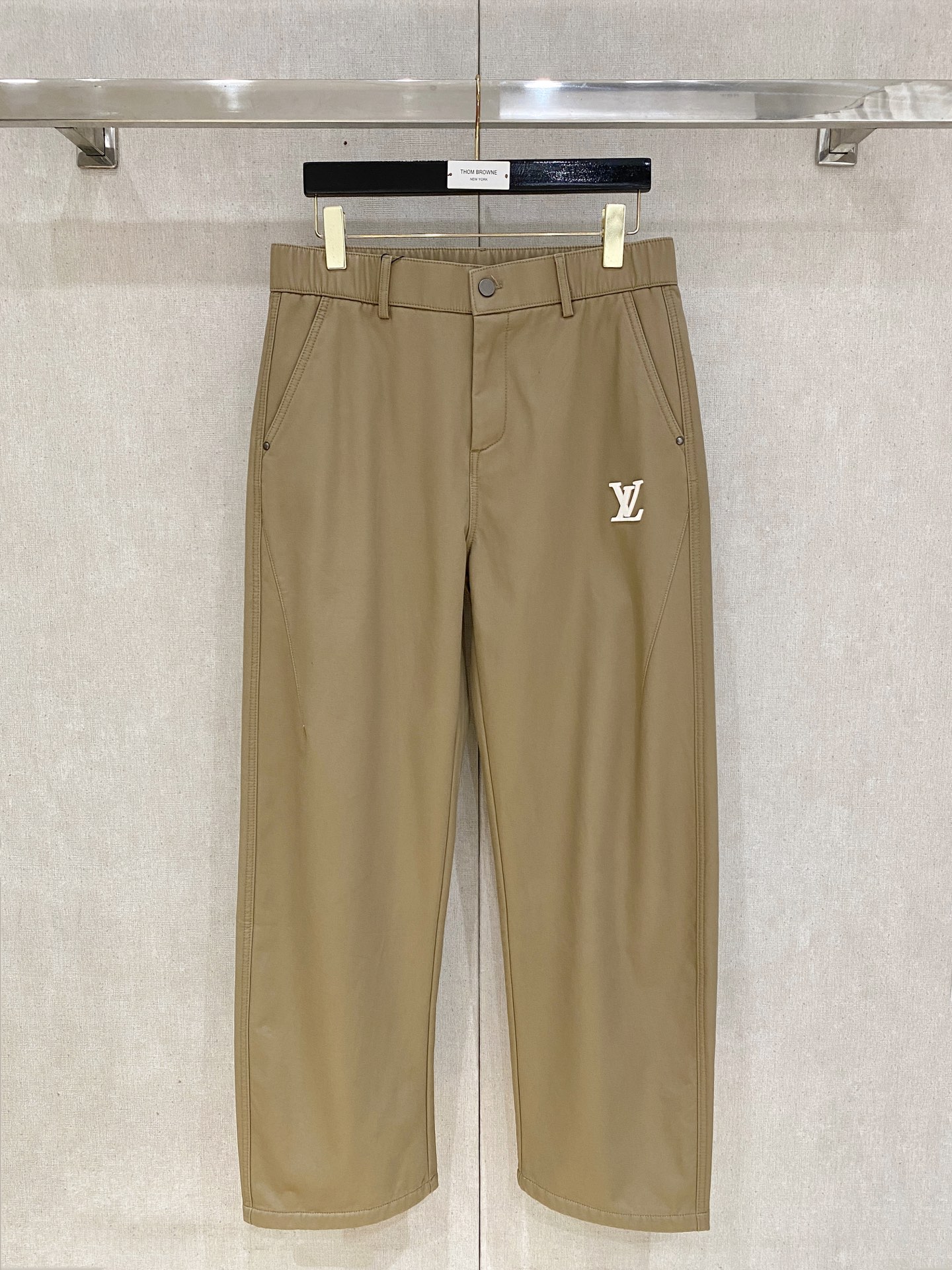 🌾 LV 【新品】秋冬加绒休闲裤金典再次出现，原单订制超级百搭款。独家定制面料，挺阔有型，贴身舒适。原版