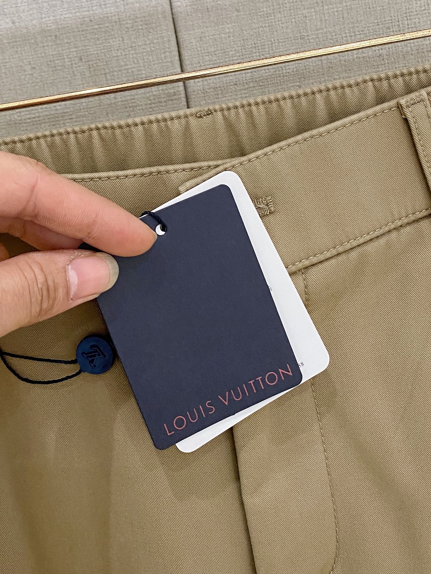 🌾 LV 【新品】秋冬加绒休闲裤金典再次出现，原单订制超级百搭款。独家定制面料，挺阔有型，贴身舒适。原版