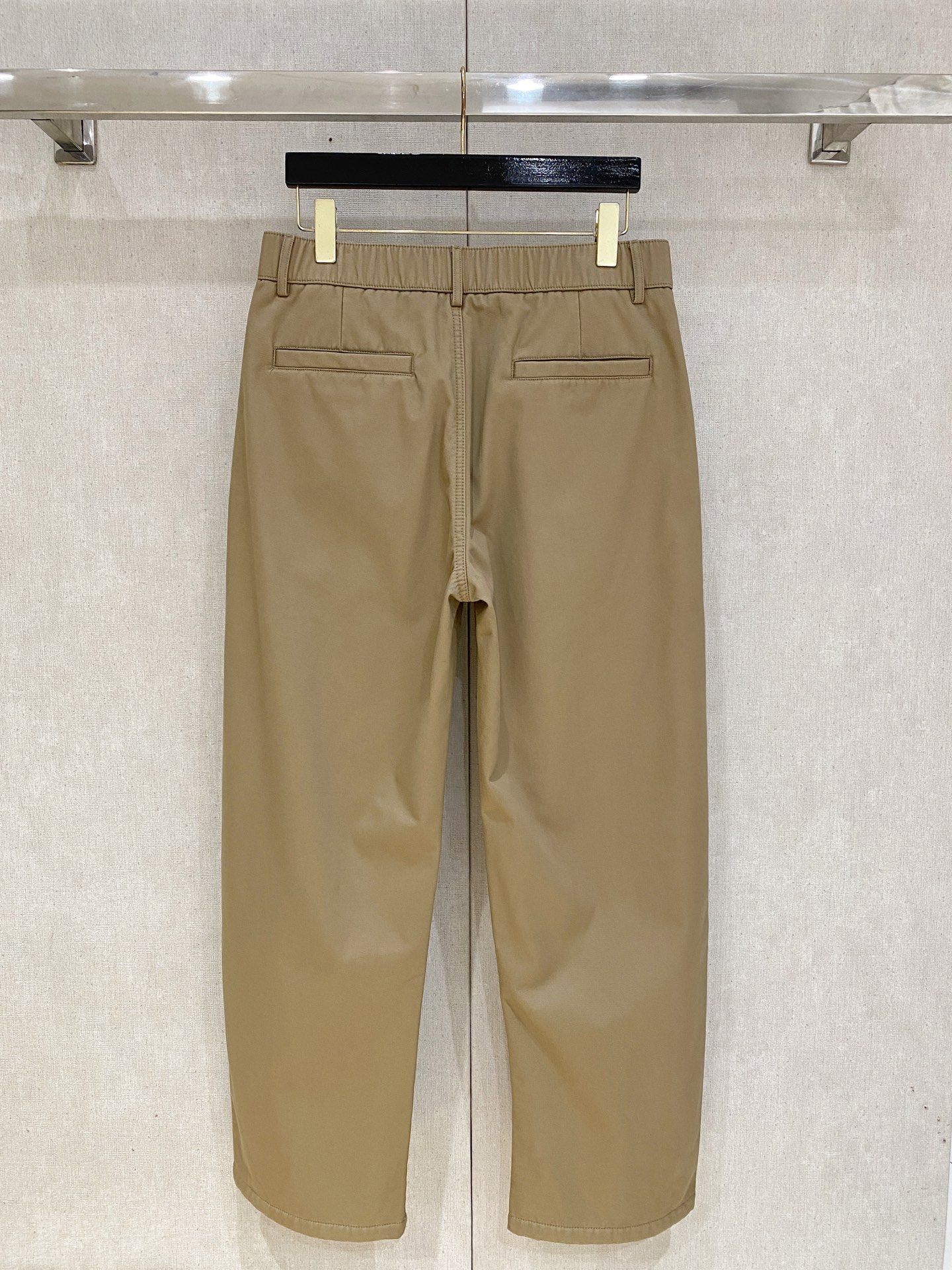 🌾 LV 【新品】秋冬加绒休闲裤金典再次出现，原单订制超级百搭款。独家定制面料，挺阔有型，贴身舒适。原版