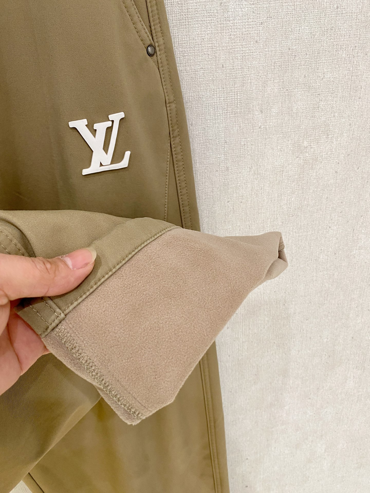 🌾 LV 【新品】秋冬加绒休闲裤金典再次出现，原单订制超级百搭款。独家定制面料，挺阔有型，贴身舒适。原版