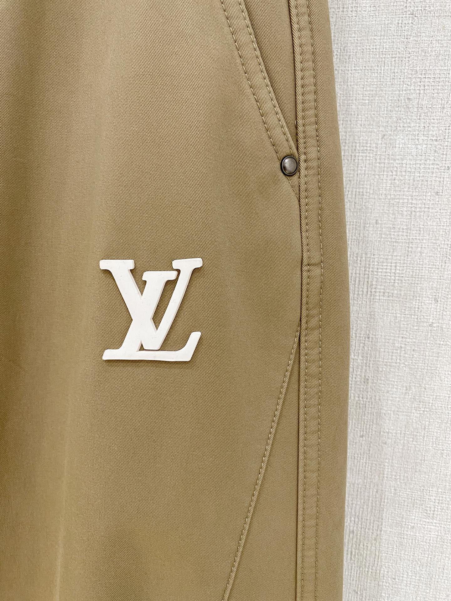 🌾 LV 【新品】秋冬加绒休闲裤金典再次出现，原单订制超级百搭款。独家定制面料，挺阔有型，贴身舒适。原版