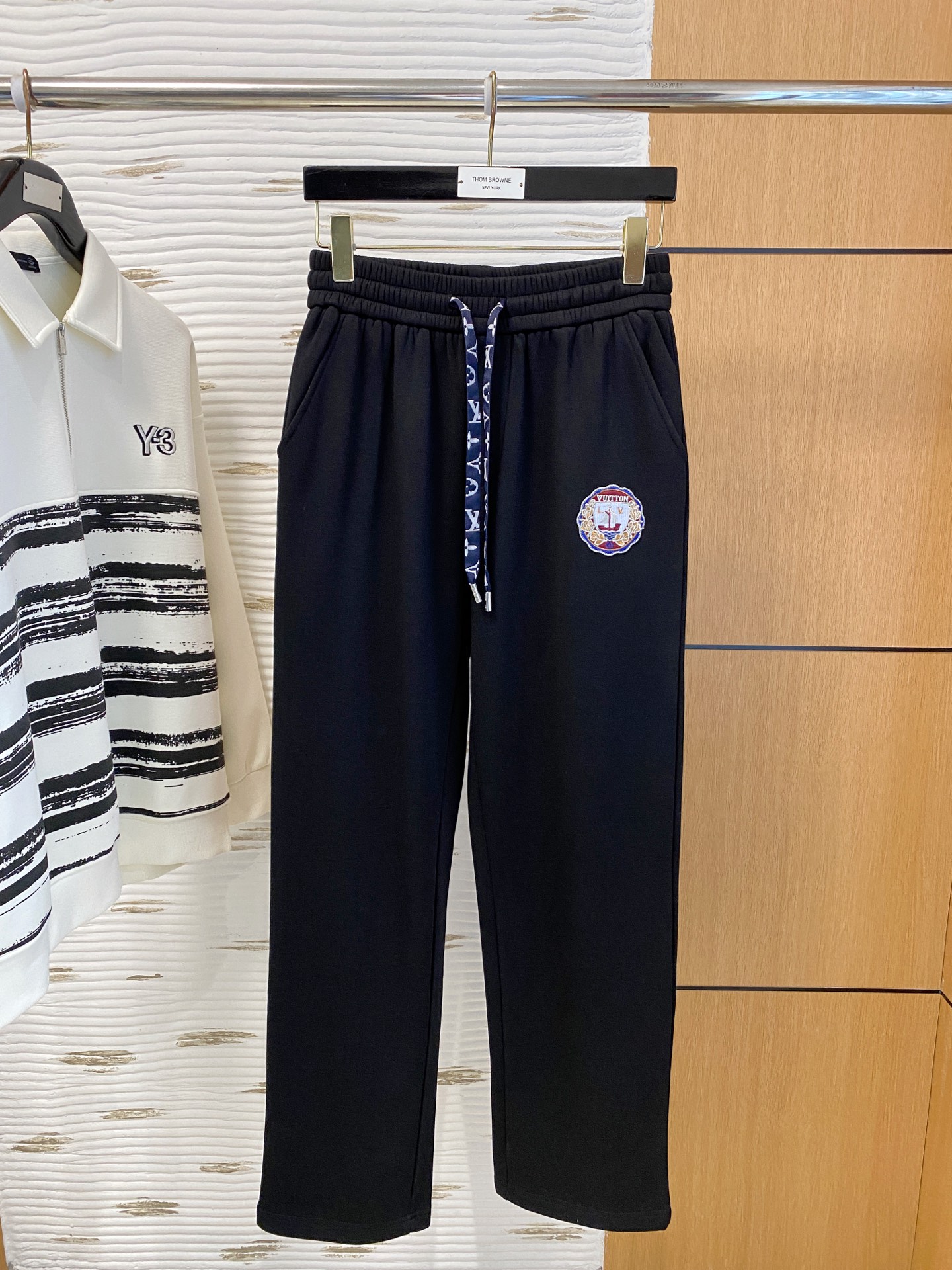 NO:703626,LV Louis Vuitton SS autumn and winter plus velvet, straight-leg micro-wide version to keep warm without looking bloated. New fashion straight-leg casual pants, made of high-quality pure cotton plus velvet fabrics, warm and comfortable, precision needle embroidery logo, creating a sense of simple lines, the version is not picky, customized hardware accessories are provided, exquisite craftsmanship, super correct version, excellent upper body effect Straight-leg micro-wide version!  !  Color Black Gray Size M-3XL!  ,,louis vuitton,louis vuitton,19860909LV 路易威登 SS秋冬加绒 直筒微阔版型保暖不显臃肿 新品时尚直筒休闲裤,臻选优质纯棉加绒面料打造,保暖舒适,精工密针刺绣标识,缔造简约线条感,版型不挑人,客供定制五金辅料,工艺精湛,版型超正,上身效果极佳 直筒微阔版型 ！！ 颜色黑色 灰色 码数M-3XL！,,louis vuitton,louis vuitton,,Men's clothing