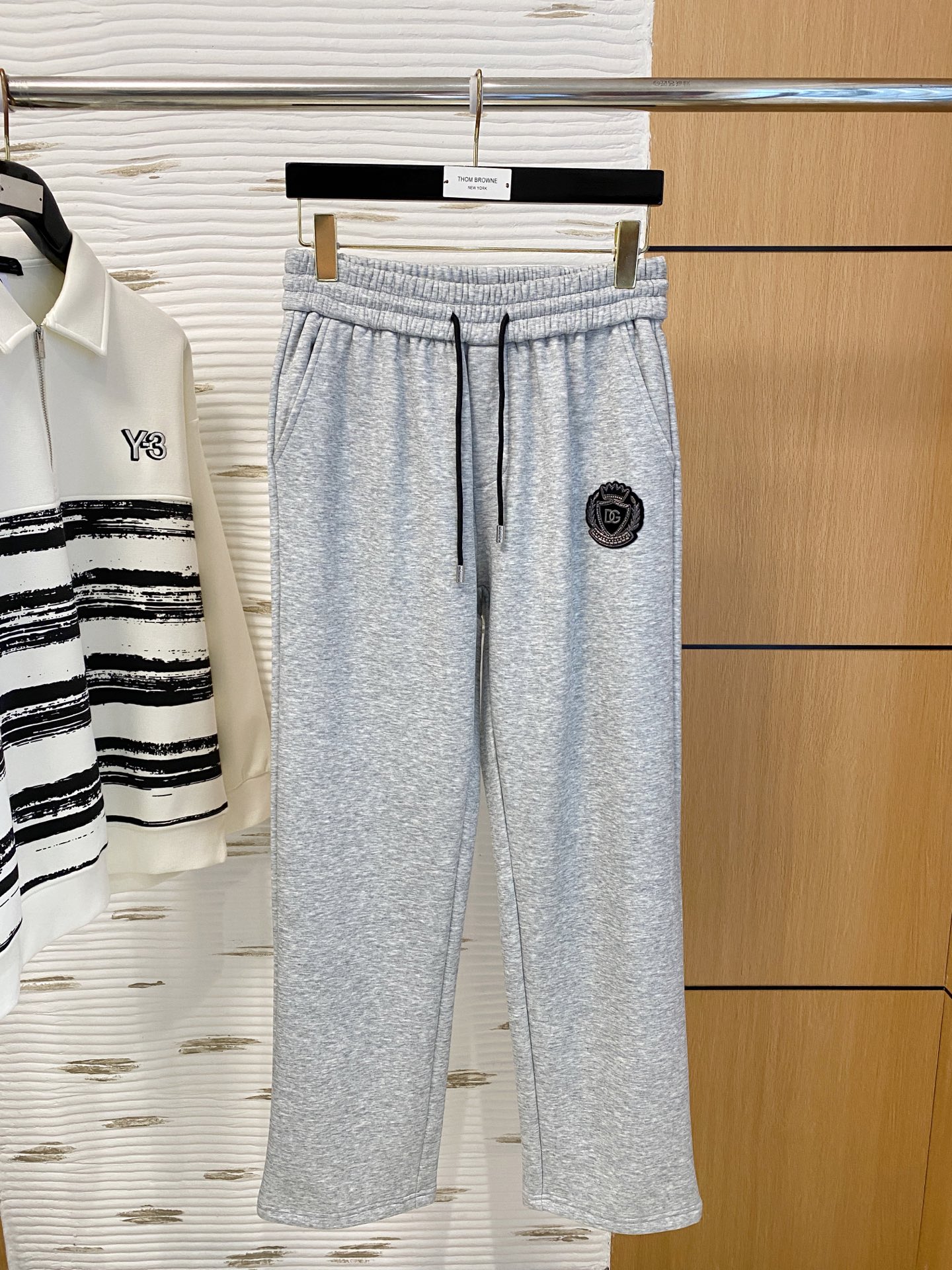 NO:703635,DG Dolce & Gabbana SS autumn and winter plus velvet, straight-leg micro-wide version to keep warm without looking bloated. New fashionable straight-leg casual pants, made of high-quality pure cotton plus velvet fabrics, warm and comfortable. Seiko dense needle embroidery logo creates a sense of simple lines. The version is not picky. Customized hardware accessories are provided. The craftsmanship is exquisite, the version is super correct, and the upper body effect is excellent. Straight-leg micro-wide version!  !  Color Black Gray Size M-3XL!  !  ,,Dolce&Gabbana,19860909DG 杜嘉班纳 SS秋冬加绒 直筒微阔版型保暖不显臃肿 新品时尚直筒休闲裤,臻选优质纯棉加绒面料打造,保暖舒适,精工密针刺绣标识,缔造简约线条感,版型不挑人,客供定制五金辅料,工艺精湛,版型超正,上身效果极佳 直筒微阔版型 ！！ 颜色黑色 灰色 码数M-3XL！！,,Dolce&Gabbana,,Men's clothing