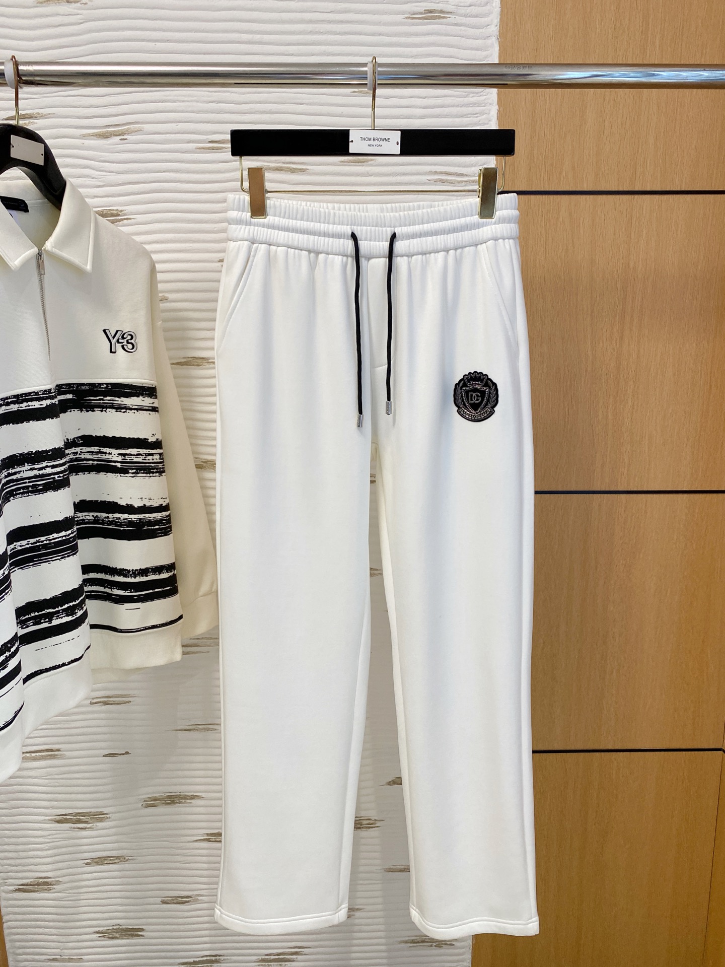 NO:703627,DG Dolce & Gabbana SS autumn and winter plus velvet, straight-leg micro-wide version to keep warm without looking bloated. New fashionable straight-leg casual pants, made of high-quality pure cotton plus velvet fabrics, warm and comfortable. Seiko dense needle embroidery logo creates a sense of simple lines. The version is not picky. Customized hardware accessories are provided. The craftsmanship is exquisite, the version is super correct, and the upper body effect is excellent. Straight-leg micro-wide version!  !  Color Black Gray Size M-3XL!  ,,Dolce&Gabbana,19860909DG 杜嘉班纳 SS秋冬加绒 直筒微阔版型保暖不显臃肿 新品时尚直筒休闲裤,臻选优质纯棉加绒面料打造,保暖舒适,精工密针刺绣标识,缔造简约线条感,版型不挑人,客供定制五金辅料,工艺精湛,版型超正,上身效果极佳 直筒微阔版型 ！！ 颜色黑色 灰色 码数M-3XL！,,Dolce&Gabbana,,Men's clothing