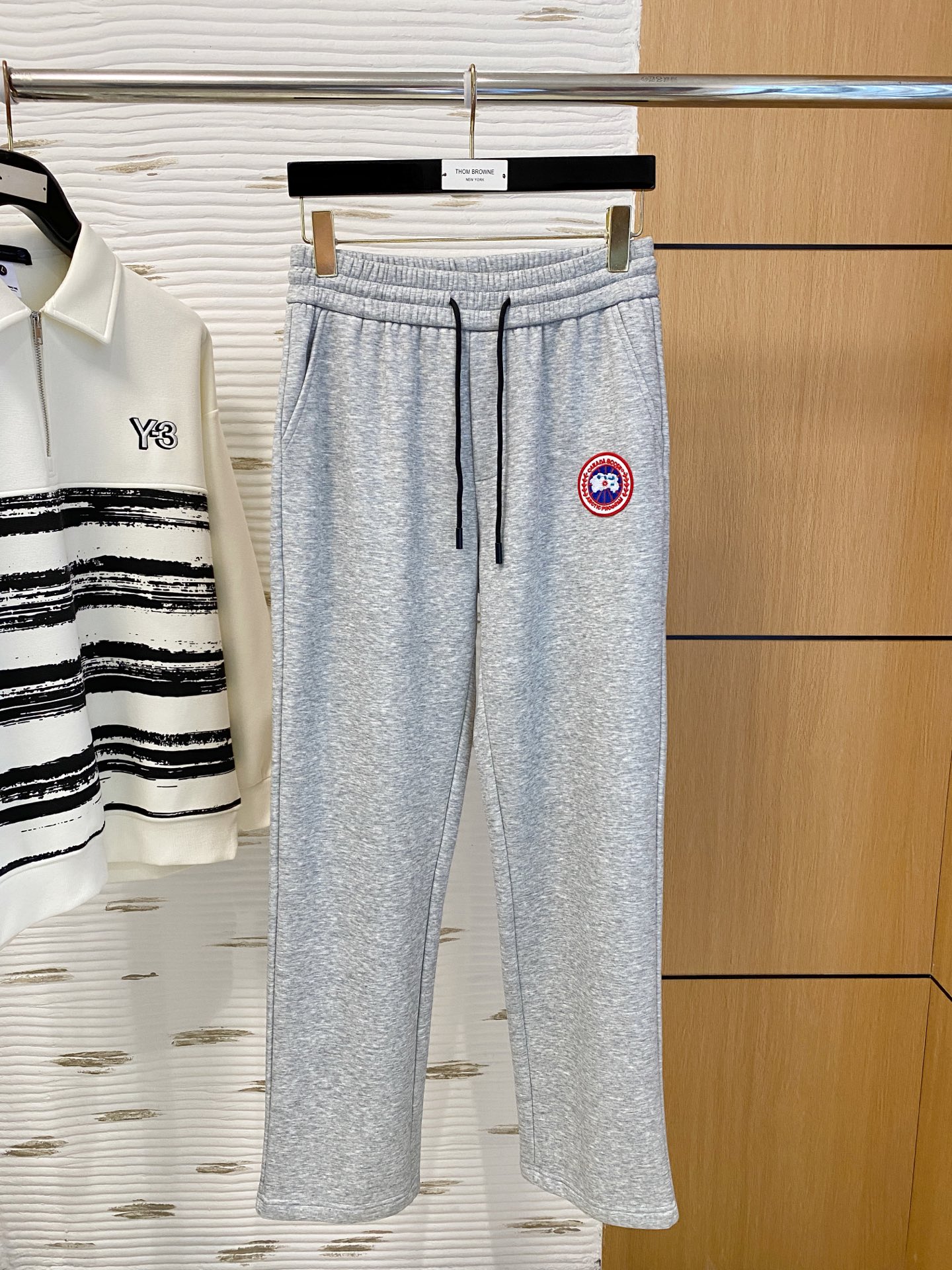 NO:703629,Canada Goose SS autumn and winter plus velvet, straight-leg micro-wide version to keep warm without looking bloated, new fashion straight-leg casual pants, made of high-quality pure cotton plus velvet fabric, warm and comfortable, finely crafted dense needle embroidery logo, creating a sense of simple lines, not picky, customized hardware accessories, exquisite craftsmanship, super correct version, excellent upper body effect Straight-leg micro-wide version!  !  Color Black Gray Size M-3XL!  ,,19860909加拿大鹅 SS秋冬加绒 直筒微阔版型保暖不显臃肿 新品时尚直筒休闲裤,臻选优质纯棉加绒面料打造,保暖舒适,精工密针刺绣标识,缔造简约线条感,版型不挑人,客供定制五金辅料,工艺精湛,版型超正,上身效果极佳 直筒微阔版型 ！！ 颜色黑色 灰色 码数M-3XL！,,,Men's clothing