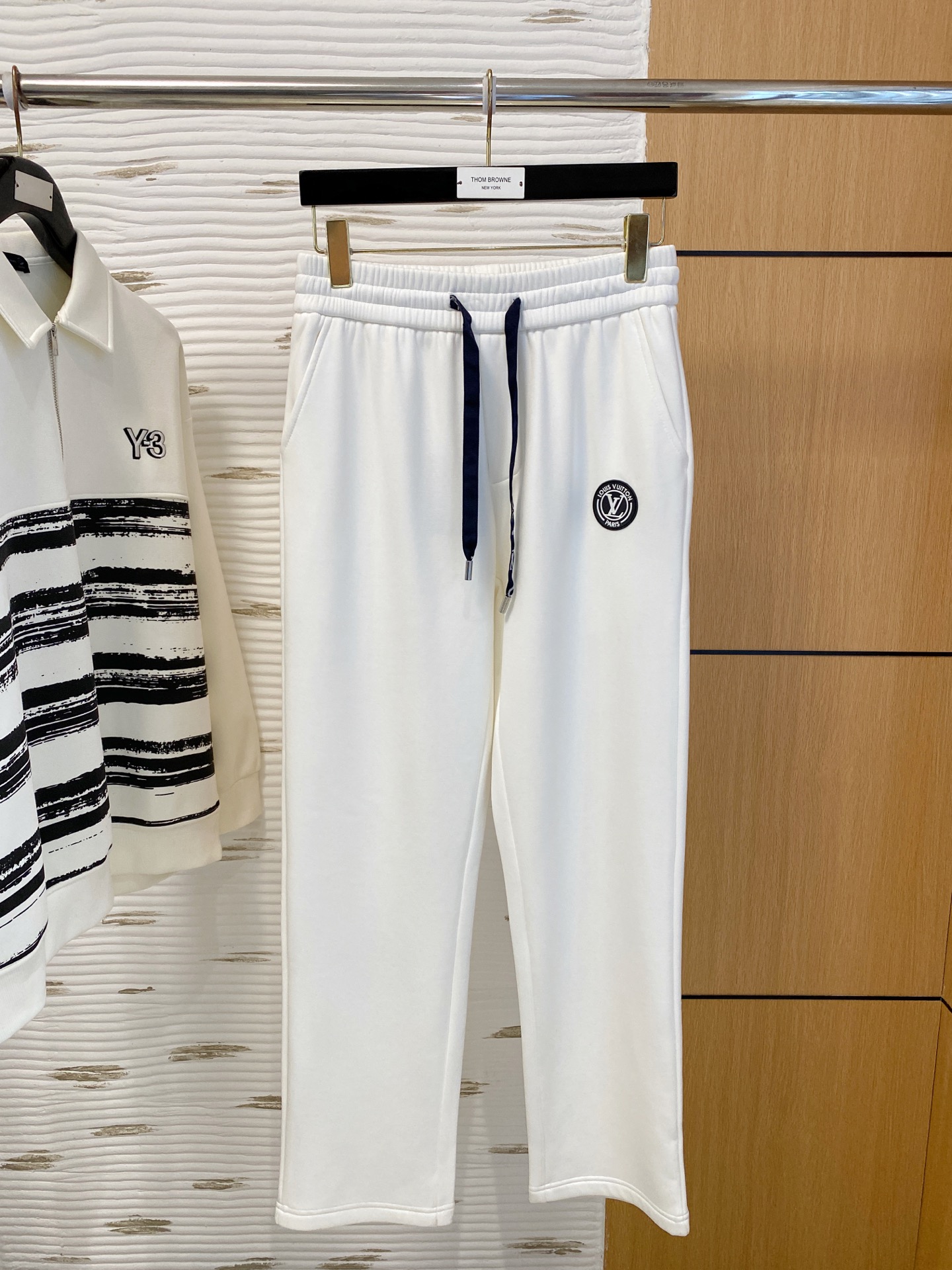 NO:703632,Prada PRAda SS autumn and winter plus velvet, straight-leg micro-wide version to keep warm without looking bloated. New fashionable straight-leg casual pants, made of high-quality pure cotton plus velvet fabrics, warm and comfortable. Seiko dense needle embroidery logo creates a sense of simple lines. The version is not picky. Customized hardware and accessories are provided. The craftsmanship is superb, the version is super correct, and the upper body effect is excellent. Straight-leg micro-wide version!  !  Color Black Gray Size M-3XL!  ,,prada,prada,19860909普拉达 PRAda SS秋冬加绒 直筒微阔版型保暖不显臃肿 新品时尚直筒休闲裤,臻选优质纯棉加绒面料打造,保暖舒适,精工密针刺绣标识,缔造简约线条感,版型不挑人,客供定制五金辅料,工艺精湛,版型超正,上身效果极佳 直筒微阔版型 ！！ 颜色黑色 灰色 码数M-3XL！,,prada,prada,,Men's clothing