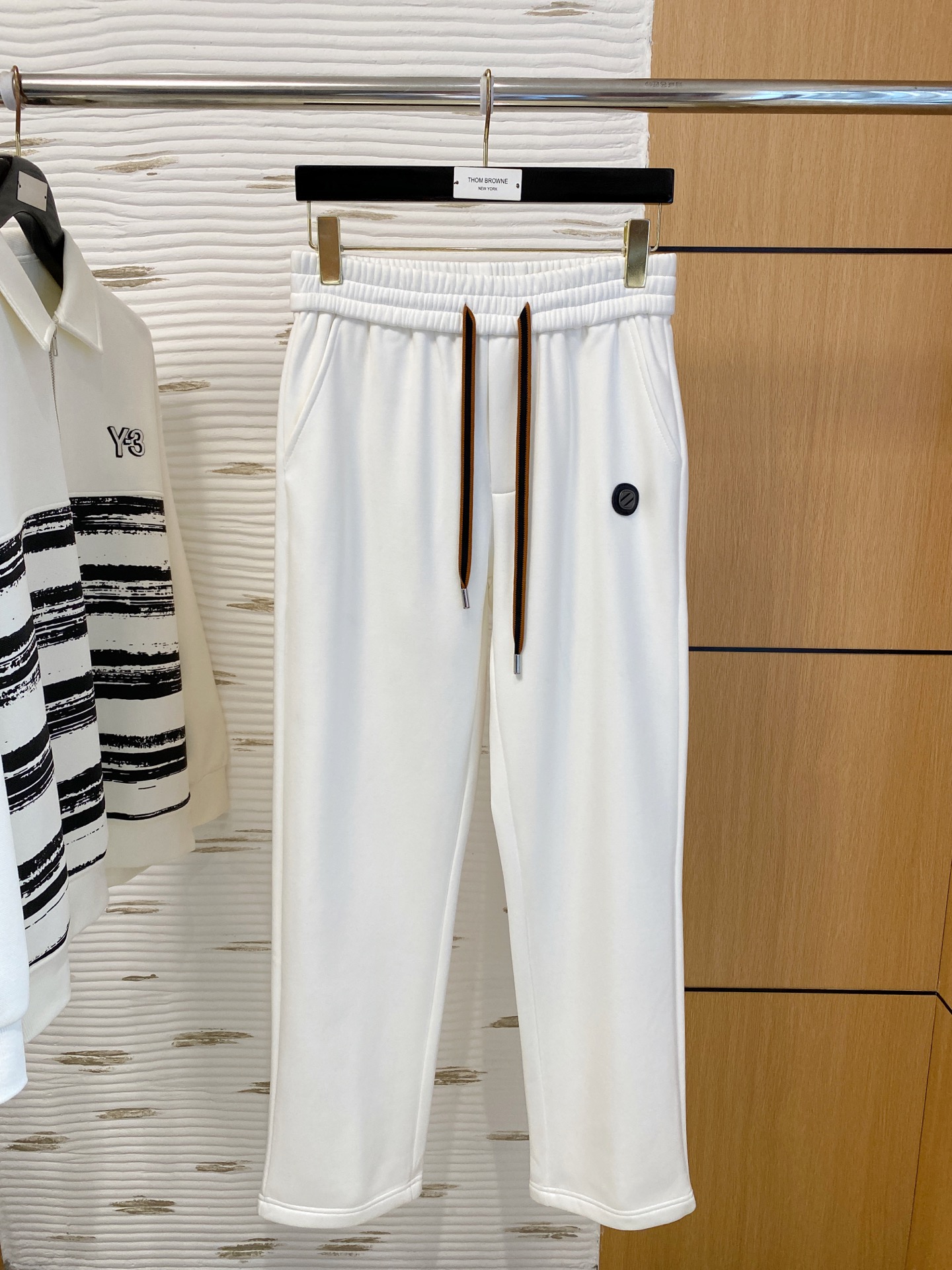 NO:703634,Ermenegildo Zegna SS autumn and winter plus velvet, straight-leg micro-wide version to keep warm without looking bloated, new fashion straight-leg casual pants, made of high-quality pure cotton plus velvet fabrics, warm and comfortable, precision needle embroidery logo, creating a sense of simple lines, not picky, customized hardware accessories, exquisite workmanship, super correct version, excellent upper body effect Straight-leg micro-wide version!  !  Color Black Gray Size M-3XL!  ,,zegna,19860909杰尼亚 SS秋冬加绒 直筒微阔版型保暖不显臃肿 新品时尚直筒休闲裤,臻选优质纯棉加绒面料打造,保暖舒适,精工密针刺绣标识,缔造简约线条感,版型不挑人,客供定制五金辅料,工艺精湛,版型超正,上身效果极佳 直筒微阔版型 ！！ 颜色黑色 灰色 码数M-3XL！,,zegna,,Men's clothing