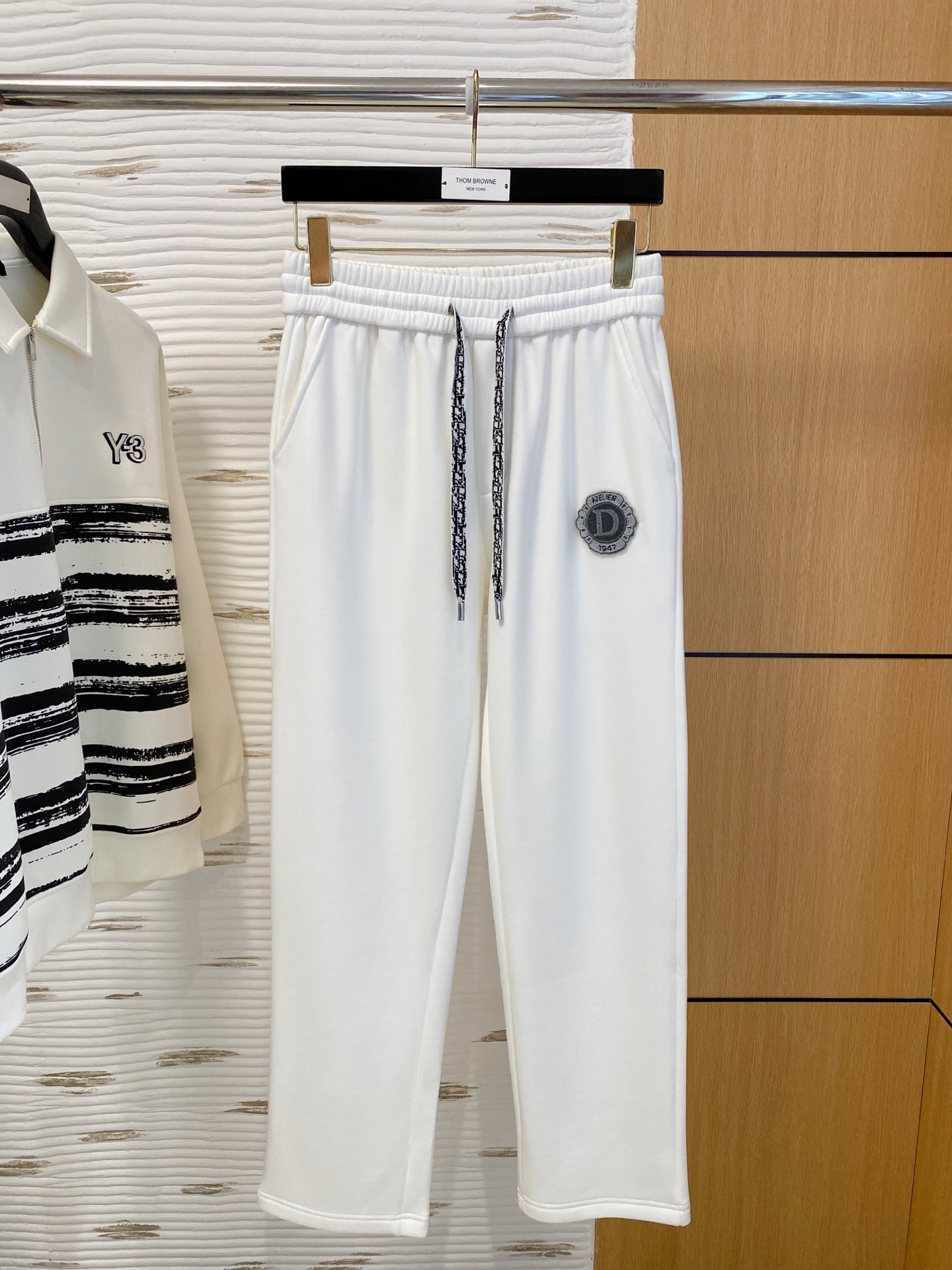 NO:703620,Dior Diro SS plus velvet for autumn and winter. Straight-leg micro-wide version to keep warm without looking bloated. New fashionable straight-leg casual pants. Made of high-quality pure cotton plus velvet fabrics to keep warm and comfortable. Seiko dense needle embroidery logo creates a sense of simple lines. The version is not picky. Customized hardware accessories are provided. The craftsmanship is superb. The version is super correct and the upper body effect is excellent. Straight-leg micro-wide version!  !  Color Black Gray Size M-3XL!  ,,dior,19860909迪奥 Diro SS秋冬加绒 直筒微阔版型保暖不显臃肿 新品时尚直筒休闲裤,臻选优质纯棉加绒面料打造,保暖舒适,精工密针刺绣标识,缔造简约线条感,版型不挑人,客供定制五金辅料,工艺精湛,版型超正,上身效果极佳 直筒微阔版型 ！！ 颜色黑色 灰色 码数M-3XL！,,dior,,Men's clothing