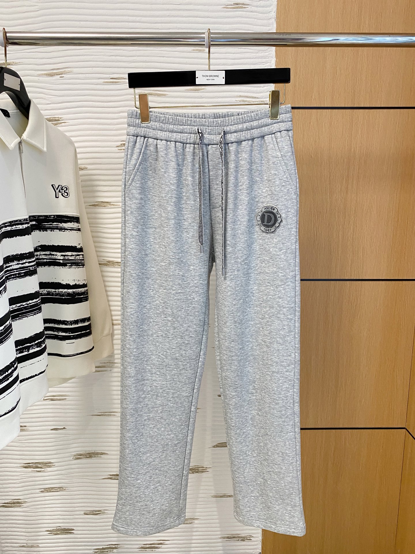 NO:703638,Dior SS autumn and winter plus velvet, straight-leg micro-wide version to keep warm without looking bloated, new fashion straight-leg casual pants, made of high-quality pure cotton plus velvet fabrics, warm and comfortable, finely crafted dense needle embroidery logo, creating a sense of simple lines, the version is not picky, customized hardware accessories are provided, exquisite craftsmanship, super correct version, excellent upper body effect Straight-leg micro-wide version!  !  Color Black Gray Size M-3XL!  ,,dior,dior,19860909迪奥 Dior SS秋冬加绒 直筒微阔版型保暖不显臃肿 新品时尚直筒休闲裤,臻选优质纯棉加绒面料打造,保暖舒适,精工密针刺绣标识,缔造简约线条感,版型不挑人,客供定制五金辅料,工艺精湛,版型超正,上身效果极佳 直筒微阔版型 ！！ 颜色黑色 灰色 码数M-3XL！,,dior,dior,,Men's clothing