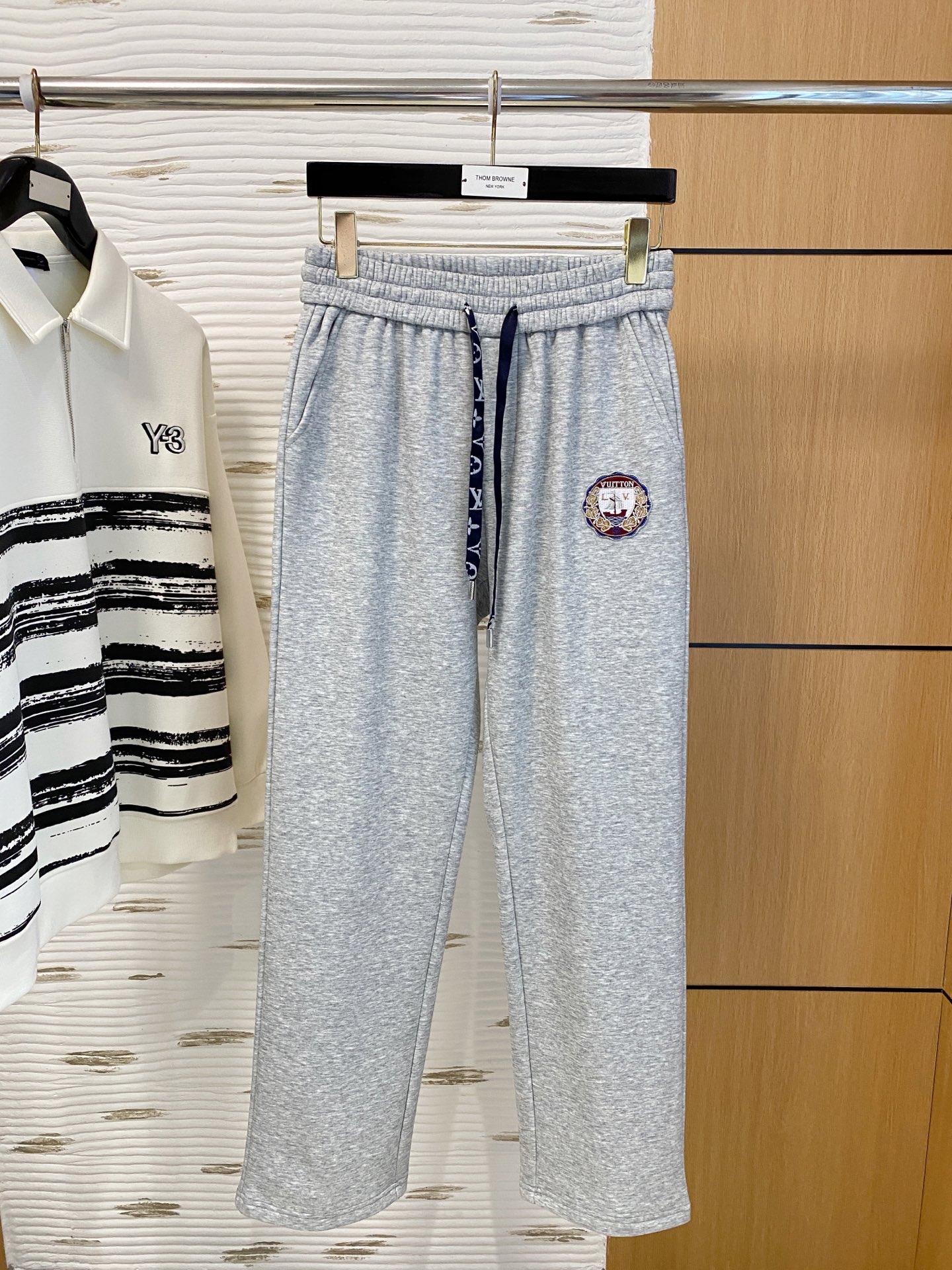 NO:703623,LV Louis Vuitton SS autumn and winter plus velvet, straight-leg micro-wide version to keep warm without looking bloated. New fashion straight-leg casual pants, made of high-quality pure cotton plus velvet fabrics, warm and comfortable, precision needle embroidery logo, creating a sense of simple lines, the version is not picky, customized hardware accessories are provided, exquisite craftsmanship, super correct version, excellent upper body effect Straight-leg micro-wide version!  !  Color Black Gray Size M-3XL!  !  ,,louis vuitton,louis vuitton,19860909LV 路易威登 SS秋冬加绒 直筒微阔版型保暖不显臃肿 新品时尚直筒休闲裤,臻选优质纯棉加绒面料打造,保暖舒适,精工密针刺绣标识,缔造简约线条感,版型不挑人,客供定制五金辅料,工艺精湛,版型超正,上身效果极佳 直筒微阔版型 ！！ 颜色黑色 灰色 码数M-3XL！！,,louis vuitton,louis vuitton,,Men's clothing