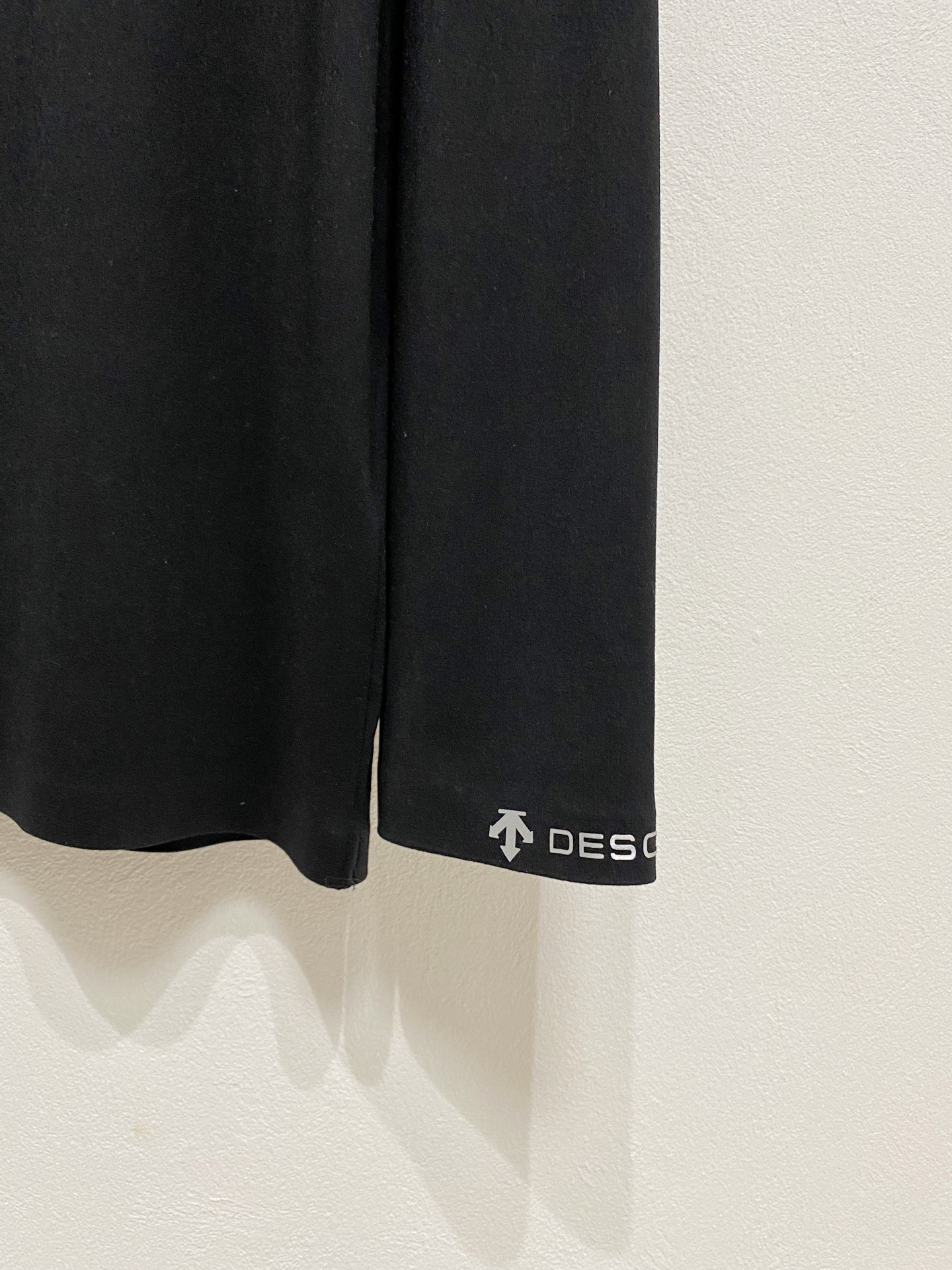 迪桑特 25ss早秋【新品】半高领打底衫单穿卫衣爆款 超前卫设计风格 细腻舒适 穿着非常轻便不易起皱。多重重工艺 整体的