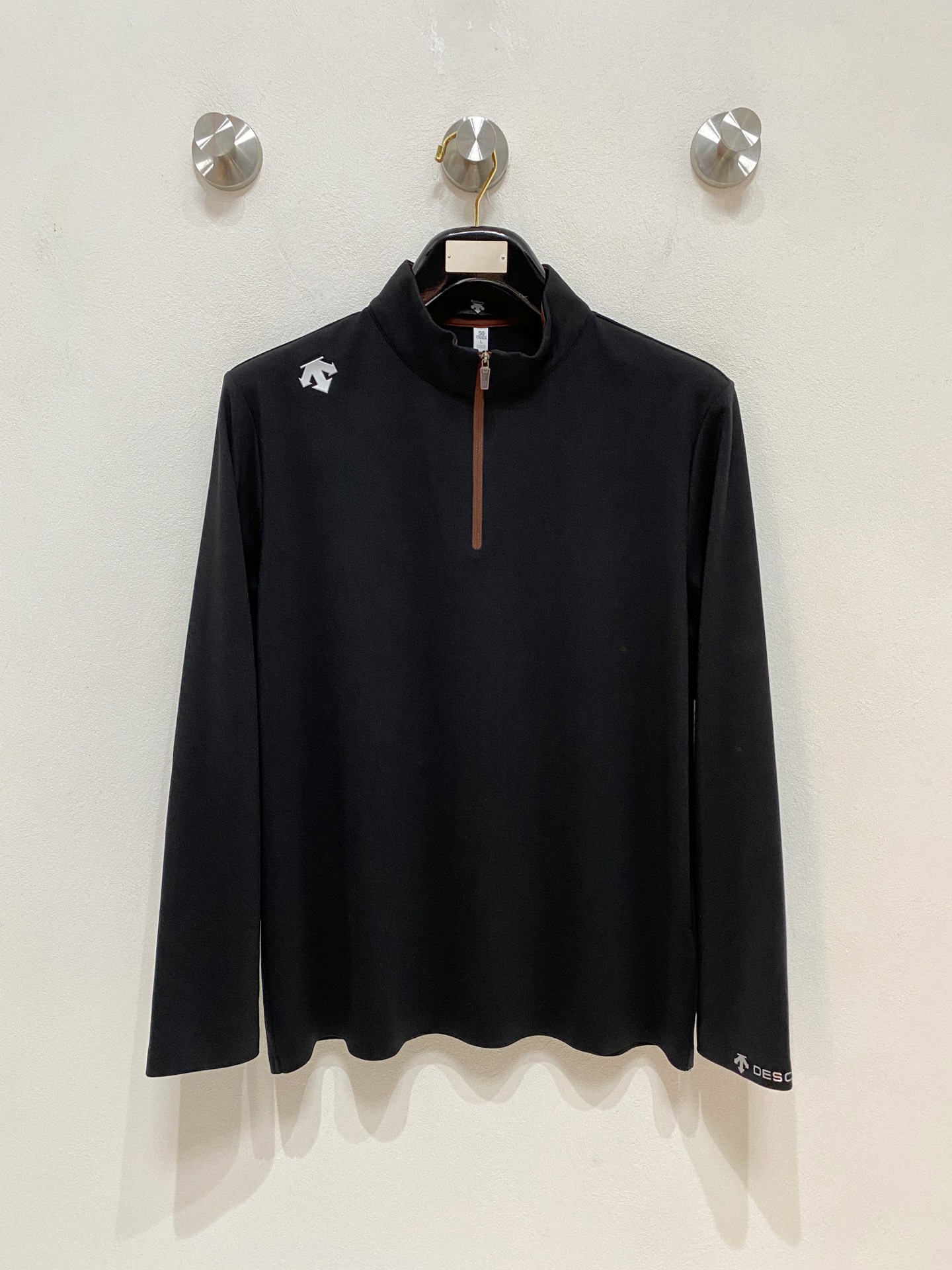 迪桑特 25ss早秋【新品】半高领打底衫单穿卫衣爆款 超前卫设计风格 细腻舒适 穿着非常轻便不易起皱。多重重工艺 整体的 迪桑特 25ss早秋【新品】半高领打底衫单穿卫衣爆款 超前卫设计风格 细腻舒适 穿着非常轻便不易起皱。多重重工艺 整体的
