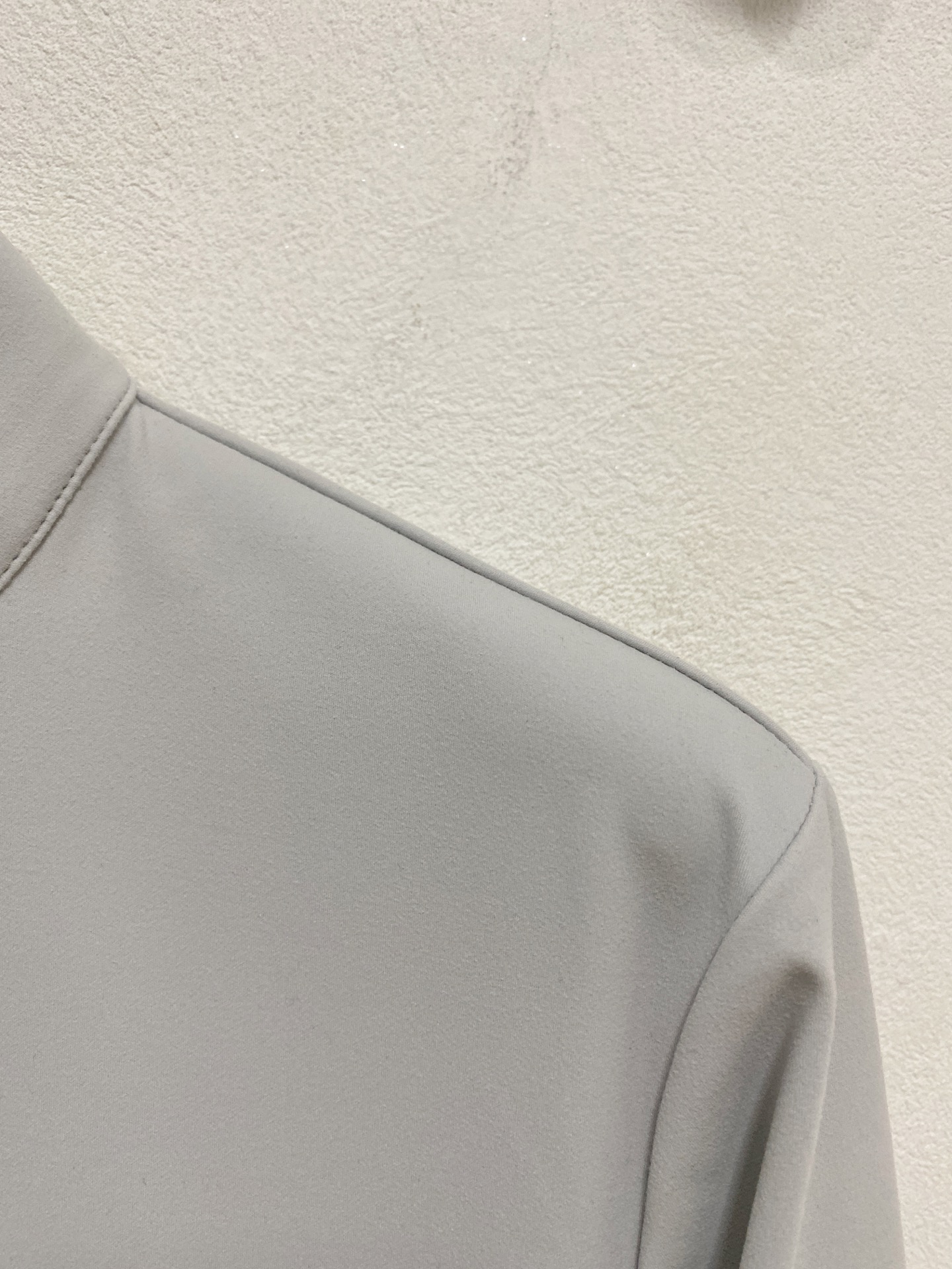 迪桑特 25ss早秋【新品】半高领打底衫单穿卫衣爆款 超前卫设计风格 细腻舒适 穿着非常轻便不易起皱。多重重工艺 整体的