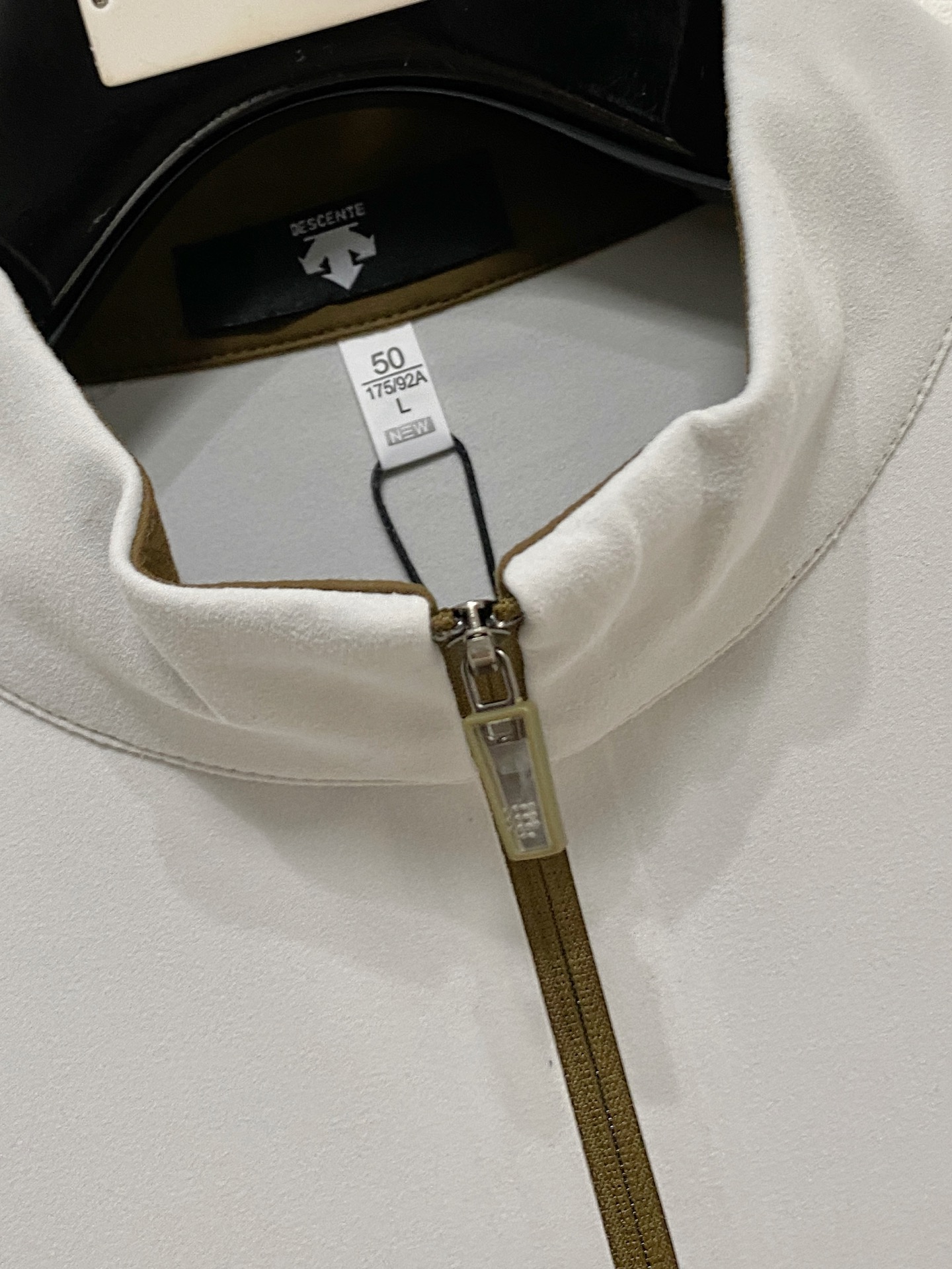 迪桑特 25ss早秋【新品】半高领打底衫单穿卫衣爆款 超前卫设计风格 细腻舒适 穿着非常轻便不易起皱。多重重工艺 整体的