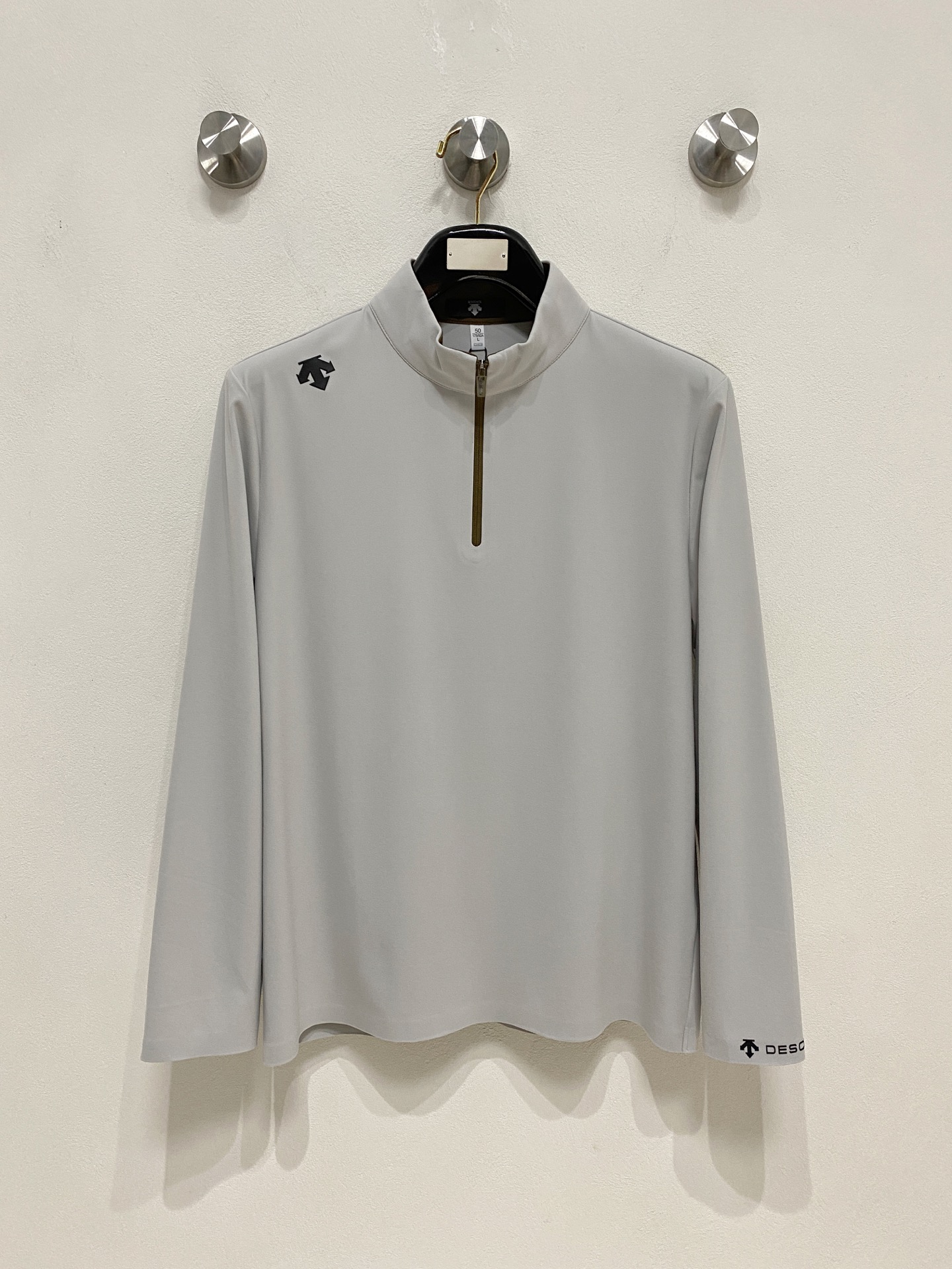 迪桑特 25ss早秋【新品】半高领打底衫单穿卫衣爆款 超前卫设计风格 细腻舒适 穿着非常轻便不易起皱。多重重工艺 整体的 迪桑特 25ss早秋【新品】半高领打底衫单穿卫衣爆款 超前卫设计风格 细腻舒适 穿着非常轻便不易起皱。多重重工艺 整体的