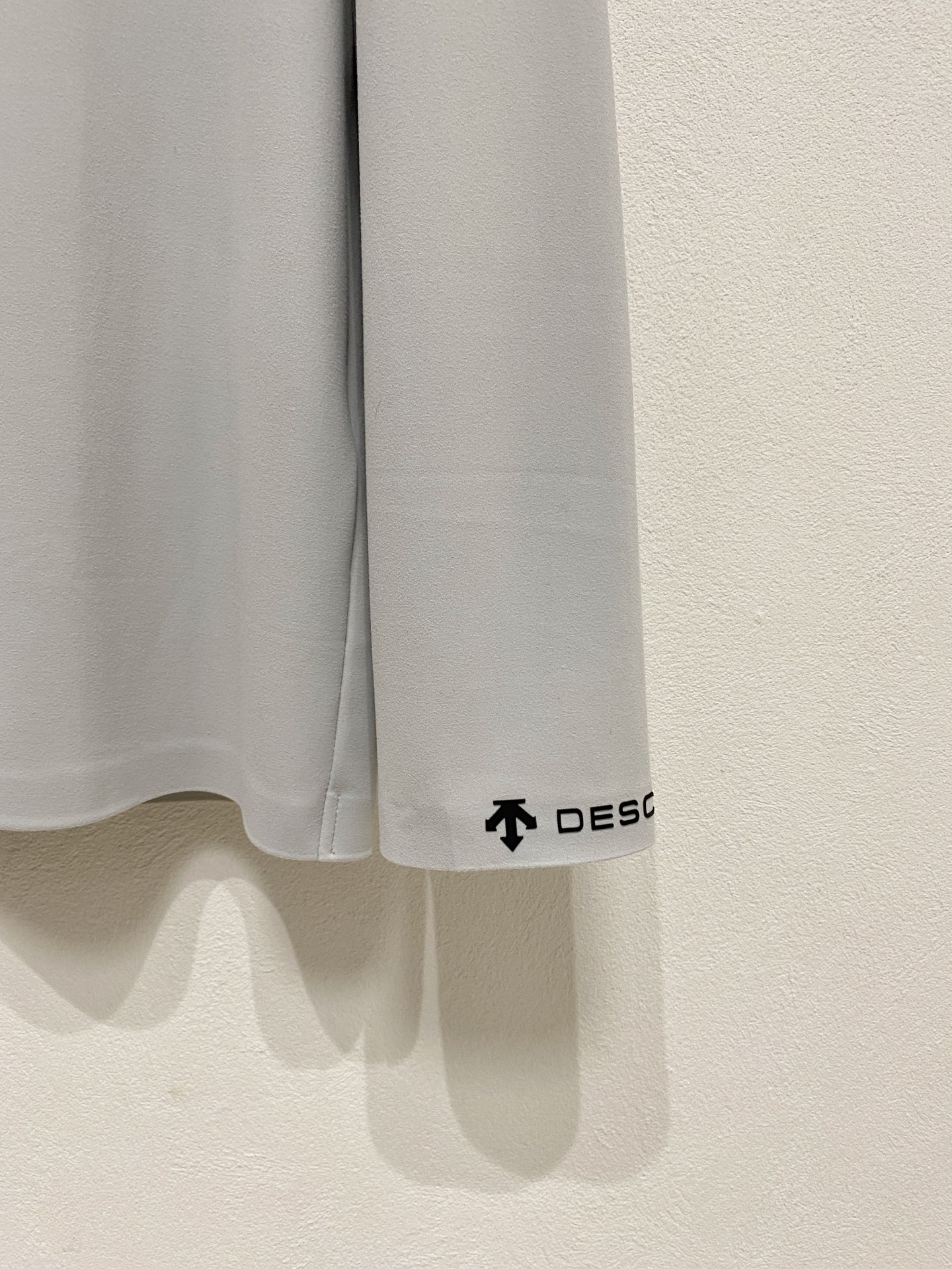 迪桑特 25ss早秋【新品】半高领打底衫单穿卫衣爆款 超前卫设计风格 细腻舒适 穿着非常轻便不易起皱。多重重工艺 整体的