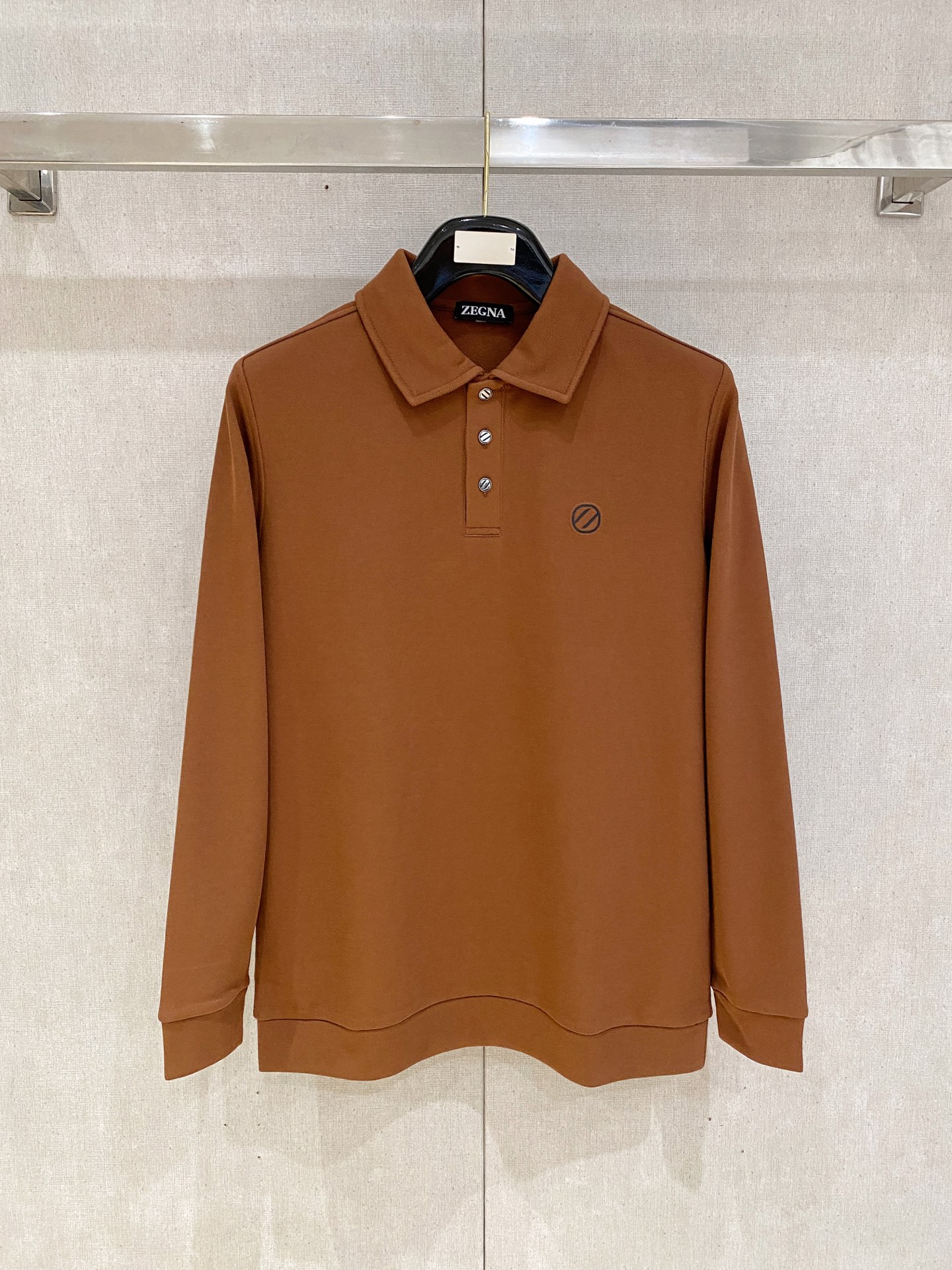 NO:691750,Velvet, Zegna, top fashion brushed lapel polo shirt, 2025 autumn and winter new style, high-end elegant and fashionable men's customized must-have item for high-end people, imported diamond pique fabric, the fabric is woven with German Terrot knitting double-sided circular machine. The pique particles are full and three-dimensional, the cloth surface is smooth, and the texture is unique. It feels soft and soft, yet still feels stiff. The inner fabric is brushed with down velvet technology,  The diameter of the down fiber is less than 6um (the diameter of cashmere is about 14-16um). The down fiber is more delicate, skin-friendly, softer and warmer than the traditional sanding process. The down fiber is stronger than the traditional sanding process and is not easy to fall off after washing. The inside is super soft, the upper body is comfortable and classy, and the hand feels very smooth and soft. It can be easily controlled regardless of business, fashion or leisure. The age span is very large, which conforms to the practical dressing customs of men. It is the first choice for senior urban fashion people.  Size M-XXXL,,zegna,19860909加绒,Zegna杰尼亚,顶级时尚拉绒翻领polo衫, 2025秋冬新款 高端优雅时尚男士定制高端人士必备单品,进口钻石珠地面料, 面料选用德国德乐(Terrot)针织双面圆机织造. 珠地颗粒饱满立体,布面光洁,肌理独特. 手感柔润松软,又不失挺括感. 内里面料采用羽柔绒技术拉绒, 绒毛纤维直径小于6um(羊绒的直径约为14-16um). 绒毛纤维比传统磨毛工艺更细腻亲肤, 更轻柔保暖. 绒毛纤维相比传统磨毛工艺更牢固, 洗涤不易脱落.内里超级柔软,上身舒适大方上档次,手感非常顺滑柔软,不管商务时尚休闲都可以轻松驾驭,而且年龄跨度非常之大,吻合了男性实用的穿衣习俗,都市资深时尚人士首选 尺码M-XXXL,,zegna,,Men's clothing