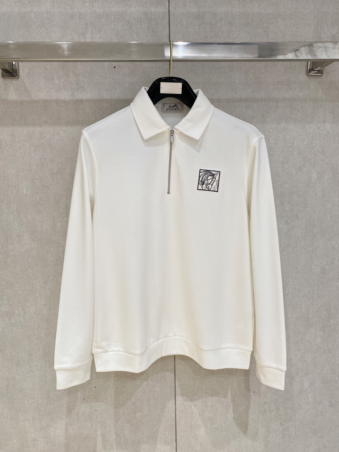 NO:691773,Plush fleece, Hermes, top fashion brushed lapel sweatshirt, 2025 new autumn and winter style, high-end elegant and fashionable men's custom-made must-have item for high-end people, imported diamond pique fabric, the fabric is woven with German Terrot knitting double-sided circular machine. The pique particles are full and three-dimensional, the cloth surface is smooth and clean, and the texture is unique. It feels soft and soft, yet still feels stiff. The inner fabric is brushed with down velvet technology,  The diameter of the down fiber is less than 6um (the diameter of cashmere is about 14-16um). The down fiber is more delicate, skin-friendly, softer and warmer than the traditional sanding process. The down fiber is stronger than the traditional sanding process and is not easy to fall off after washing. The inside is super soft, the upper body is comfortable and classy, and the hand feels very smooth and soft. It can be easily controlled regardless of business, fashion or leisure. The age span is very large, which conforms to the practical dressing customs of men. It is the first choice for senior urban fashion people.  Size M-XXL,,hermes,hermes,hoodie,sweatshirts,19860909加绒,Hermes爱马仕,顶级时尚拉绒翻领卫衣, 2025秋冬新款 高端优雅时尚男士定制高端人士必备单品,进口钻石珠地面料, 面料选用德国德乐(Terrot)针织双面圆机织造. 珠地颗粒饱满立体,布面光洁,肌理独特. 手感柔润松软,又不失挺括感. 内里面料采用羽柔绒技术拉绒, 绒毛纤维直径小于6um(羊绒的直径约为14-16um). 绒毛纤维比传统磨毛工艺更细腻亲肤, 更轻柔保暖. 绒毛纤维相比传统磨毛工艺更牢固, 洗涤不易脱落.内里超级柔软,上身舒适大方上档次,手感非常顺滑柔软,不管商务时尚休闲都可以轻松驾驭,而且年龄跨度非常之大,吻合了男性实用的穿衣习俗,都市资深时尚人士首选 尺码M-XXL,,hermes,hermes,hoodie,sweatshirts,,Men's clothing