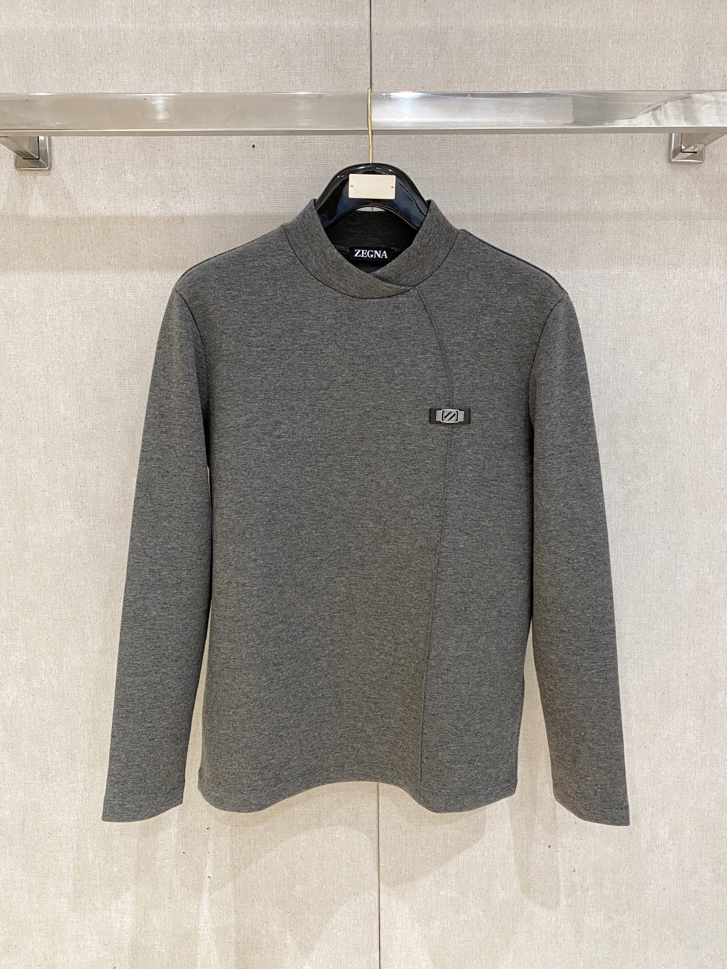 NO:691747,Zegna 2025FW wool blended texture impeccable three-dimensional tailoring men's long-sleeved T-shirt# The overall touch is comfortable and textured with a special sense of nobility!  It feels smooth and comfortable against the skin, and its performance is not inferior to that of mulberry silk. It feels very superior, comfortable and delicate. The velvet design makes you no longer afraid of the cold. It is skin-friendly and warm when worn alone. It is also very versatile and warm when worn alone or directly as a base layer!  !  !  The minimalist style gives you more matching possibilities, allowing you to move freely between business and leisure. The simple Z hardware decoration on the chest is really simple and yet monotonous. The high-quality fabrics and high-quality craftsmanship complement each other to create this long-sleeved T-shirt that is versatile and easy to wear. Every detail of the craftsmanship is rigorous, meticulous and impeccable. It is such an outstanding versatile item. Needless to say, as long as you buy one with your eyes closed, you will never regret it!  !  Single products from domestic first-tier clothing companies are rarely sold through trade channels. Whether you wear them for daily leisure or business, they can make you elegant and elegant, with outstanding temperament. This simple and elegant style must be men's favorite. It is very easy to match and can not go wrong. It is stylish when worn alone or paired with jackets!  !  Size M-XXXL,,zegna,jackets & coats,tees,t-shirt,19860909Zegna杰尼亚2025FW 羊毛混纺质地无可挑剔立体剪裁男士长袖T恤衫# 整体触感舒适有质感富有特别的尊贵感！触感柔滑贴着皮肤很舒适,性能上是不输给桑蚕丝的,手感非常的优越舒适细腻,加绒的设计,不再畏惧寒冷,穿着亲肤又温暖,单穿,直接当打底也是非常百搭又保暖的！！！极简的款式赋予了更多搭配可能性,让你在商务与休闲之间游走自如,胸前采用简约Z五金装饰,真的是很简约又不失单调感的一件了,上乘的面料与高品质工艺相辅相成,才造就了这款百搭又好穿的长袖T恤衫,每一处工艺都严谨细致,无可挑剔,如此出彩的百搭级单品,真的无需多言,只要你闭眼入手一件,就绝对不会后悔！！来自国内一线服装公司出产的单品,贸易渠道稀有流出,不论日常休闲、还是商务职场穿搭都能让你儒雅有风骨,气质出众,这款简约大气的款式,一定是男士们的最爱,非常好搭配不会出错,单穿有型,搭配外套们都很有范！！ 尺码M-XXXL,,zegna,jackets & coats,tees，t-shirt,,Men's clothing