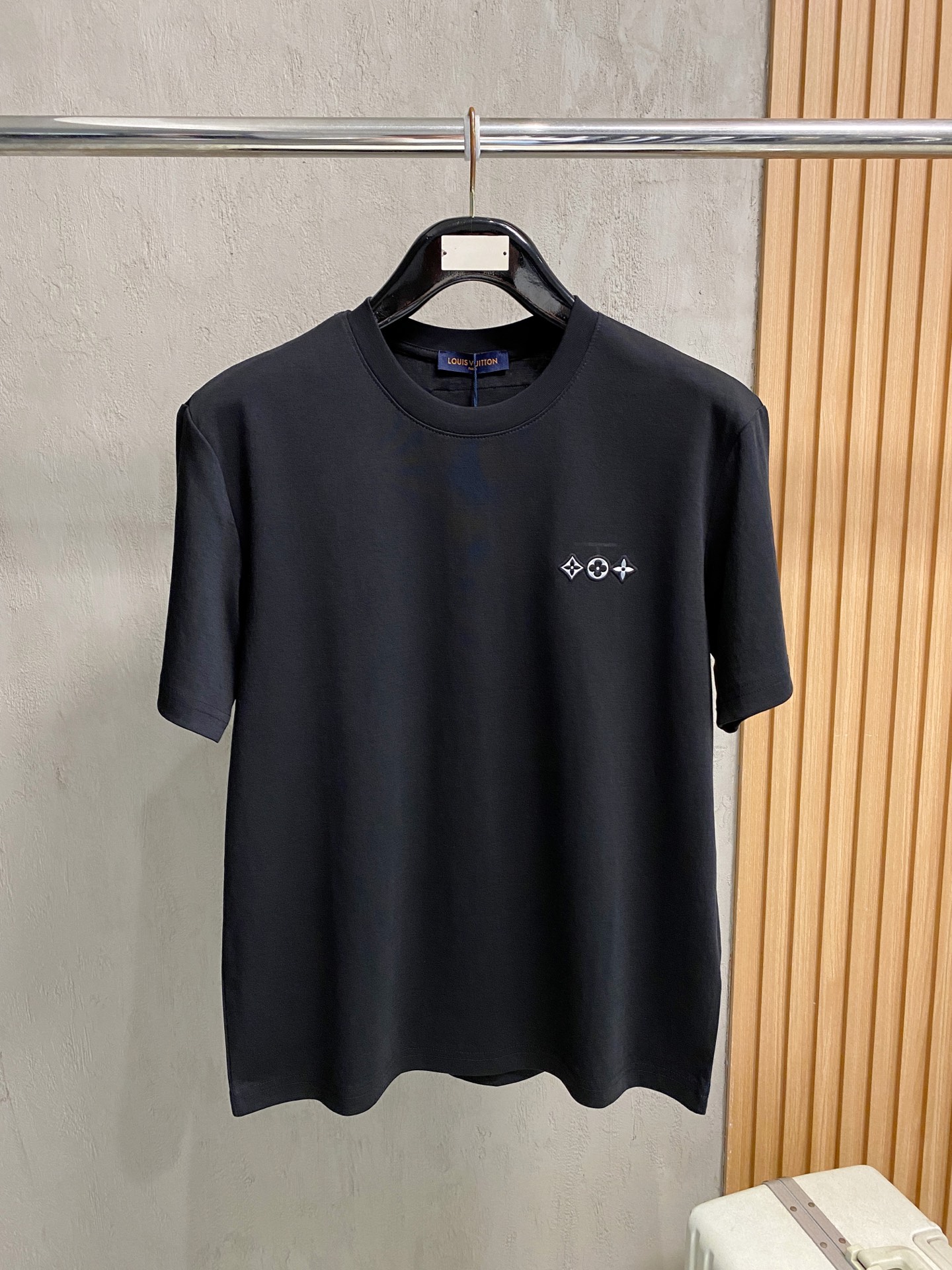 NO:745359,2026ss new product L's classic three-flower round neck short-sleeved T-shirt takes the brand's iconic elements as the design core, cleverly blending fashion and classics. The custom-made fabric is soft, comfortable and rich in texture. The neckline uses high-elastic thread technology, which is not easy to deform after long-term wear. The simple version is in sharp contrast, creating a fashionable item that is both recognizable and practical. Size S-2XL, Louis Vuitton, T-shirt, tees, t-shirt,198609092026ss新品 L家经典款三花圆领短袖T恤以品牌标志性元素为设计核心,巧妙融合时尚与经典. 定制面料质地柔软舒适且富有质感.领口采用高弹力螺纹工艺,经久穿着不易变形简约版型形成鲜明对比,打造出兼具辨识度与实穿性的时尚单品.码数S-2XL,,louis vuitton,T-shirt,tees，t-shirt,,Men's clothing