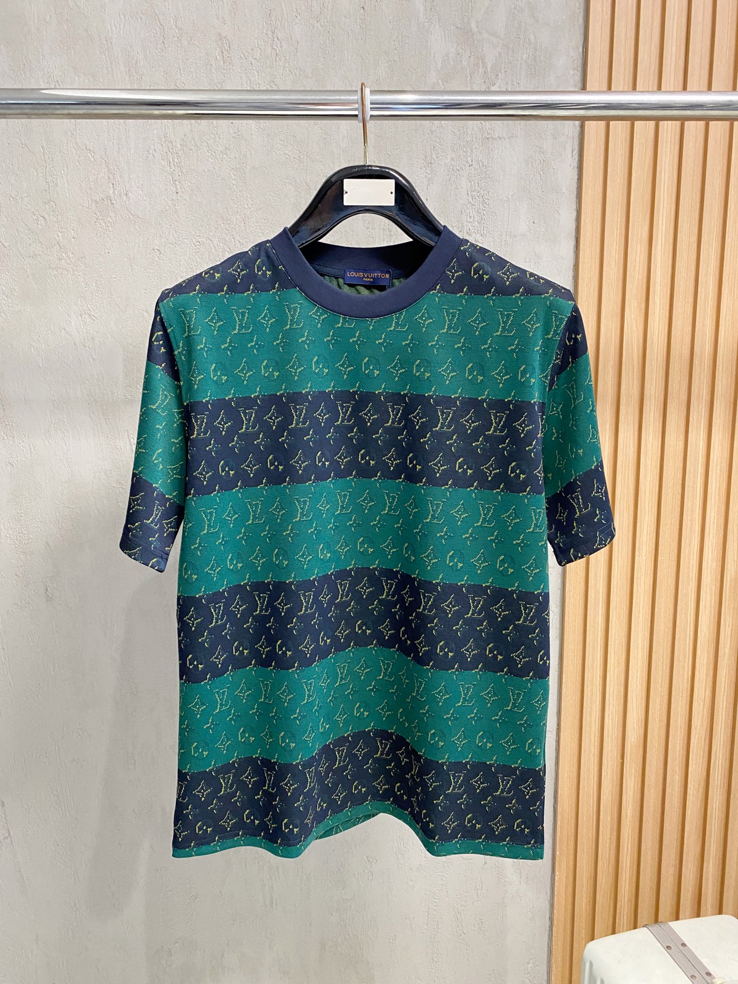 NO:947302,High version L family 26ss new product Spring and summer new jacquard knitted short-sleeved light luxury essential item for daily commuting for men and women Correct version Welcome to compare Detailed features · High-viscosity cotton material, high count cotton added, dry and avoid stuffiness · Use exquisite intarsia patchwork technology to interpret Damier and Monogram patterns in soft indigo tones, with intarsia patterns all over · Threaded neckline ·  Original main mark, washed tag, brand moisture-proof paper packaging, color red, green. Size S-2XL, Louis Vuitton, T-shirt,19860909高版本 L家26ss新品 春夏新款 提花针织短袖 轻奢主义 男女日常通勤穿搭必备单品 正确版本 欢迎对比 详细特征 · 高粘棉材质毛织, 高支棉加入,干爽避免闷热 · 以精致的嵌花拼布工艺,以柔和的靛蓝色调演绎Damier和Monogram图案,满布嵌花图案 · 螺纹领口 · 原版主唛水洗吊牌品牌防潮纸包装  颜色红色.绿色. 尺码S-2XL,,louis vuitton,T-shirt,,Men's clothing