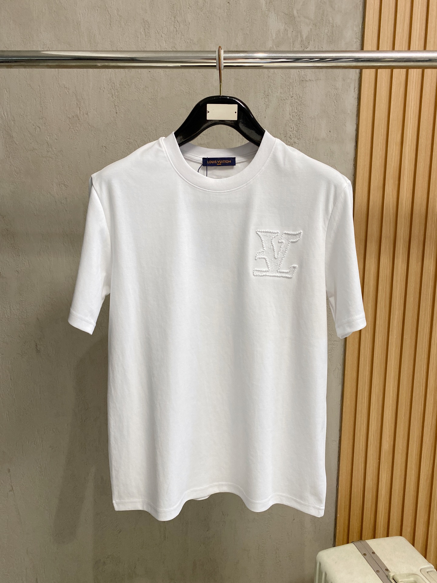 NO:745364,2026ss new product, early spring model (top quality, differentiated currency), heavy launch, early spring catwalk model, personalized arch bridge embroidery, same style for men and women, using imported custom-dyed fabrics, back collar chain bottom, fully shoulder-covering, no deformation or shrinkage when exposed to water, color black, white, SIZES-XXL,,198609092026ss新品早春新款（顶级品质 区别通货） 重磅推出 早春走秀款 个性拱桥绣花 男女同款 采用进口定制定染面料 后领锁链底全包肩 过水不变形不缩水 颜色黑色 白色 SIZES-XXL,,,Men's clothing