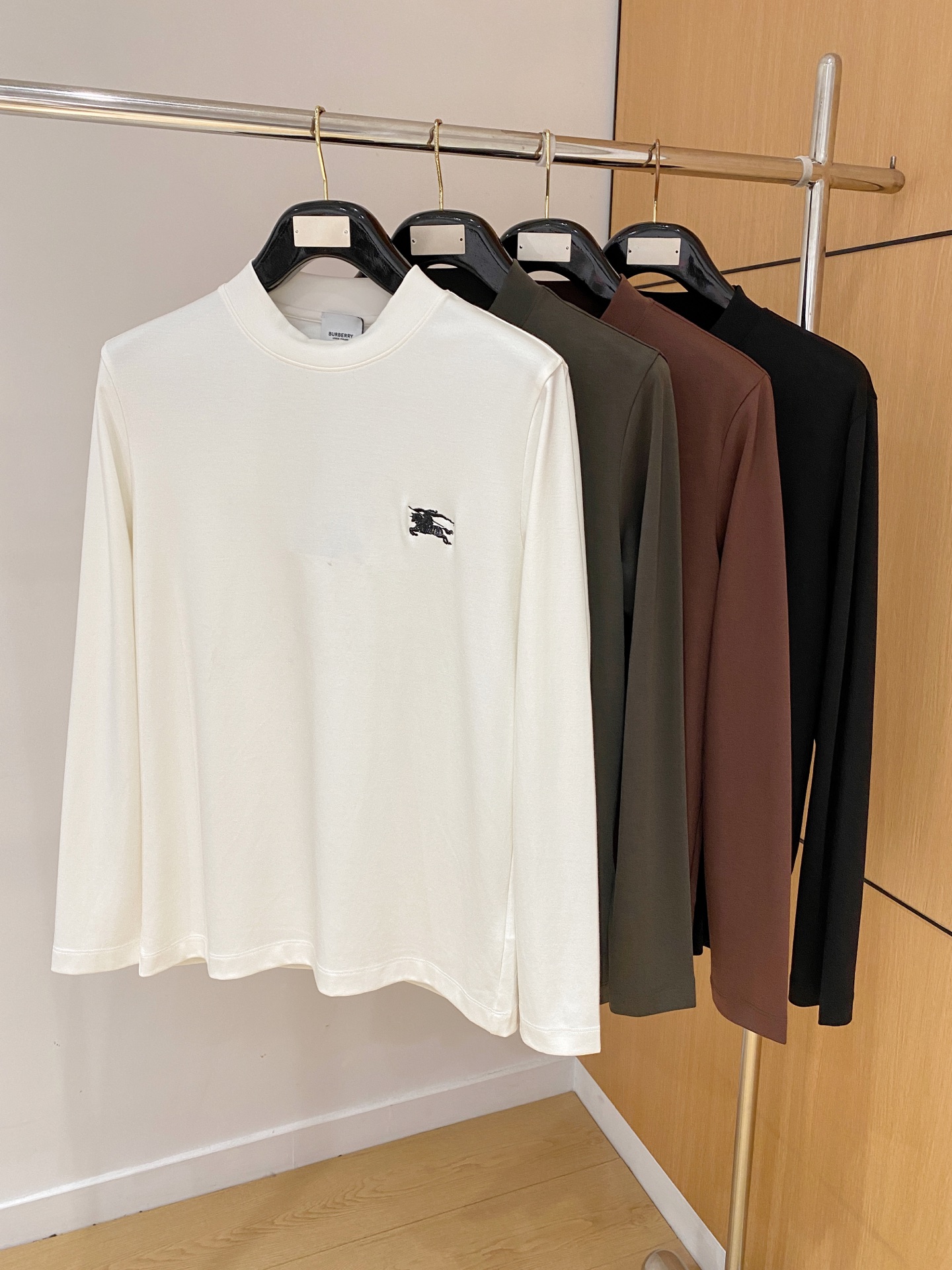 NO:691767,Burberry, 2025 autumn and winter new embroidered long-sleeved base T-shirt!  It uses high-end 80-count yarn of the noble PIMA cotton, mousse cotton fabric, and LYCRA new fiber interweaving and blending. It is finished with complex and advanced liquid ammonia mercerization. The fabric has a mousse-like skin-friendly and delicate touch, and is stiff and not easy to wrinkle, durable to wear and wash, and not easy to deform. It is a very high-end and advanced T-shirt fabric. A must-have for spring and summer!  Size M-XXXL,,burberry,burberry,tees,t-shirt,19860909Burberry巴宝莉、2025秋冬新款刺绣长袖打底T恤！选用棉中贵族PIMA棉的高端80支纱线,慕斯棉面料,配合莱卡(LYCRA)新型纤维交织混纺.并经过复杂先进的液氨丝光整理.让面料拥有慕斯般的亲肤细腻触感,并且具有挺括不易皱, 耐穿洗,不易变形等特性. 是一款非常高端先进的T恤面料.春夏季搭配的必备款！ 尺码M-XXXL,,burberry,burberry,tees，t-shirt,,Men's clothing