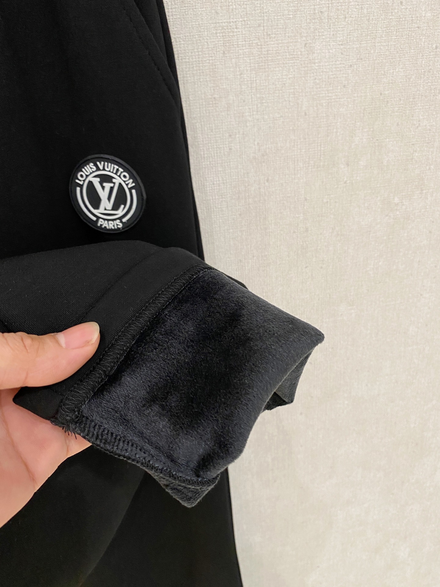 可年后退换 P230 LV 路易威登  2025SS秋冬加绒  直筒微阔版型保暖不显臃肿  🔥新品时尚直筒休闲裤，臻选优质纯棉加绒面料打造，保暖舒适，精工密针刺绣标识，缔造简约线条感，版型不挑人，客供定制五金辅料，工艺精湛，版型超正，上身效果极佳 直筒微阔版型  ！！
颜色：黑色 灰色
码数：M-3XL！