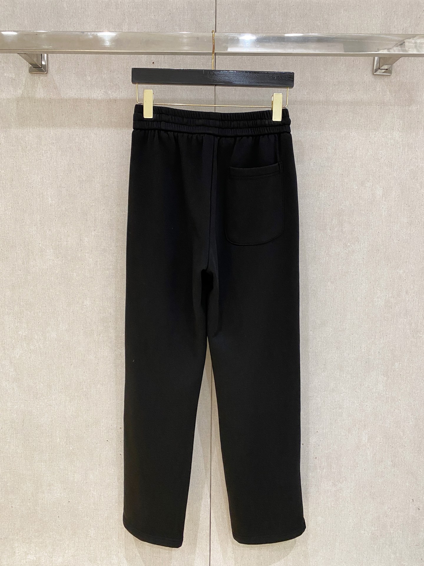 可年后退换 P230 LV 路易威登  2025SS秋冬加绒  直筒微阔版型保暖不显臃肿  🔥新品时尚直筒休闲裤，臻选优质纯棉加绒面料打造，保暖舒适，精工密针刺绣标识，缔造简约线条感，版型不挑人，客供定制五金辅料，工艺精湛，版型超正，上身效果极佳 直筒微阔版型  ！！
颜色：黑色 灰色
码数：M-3XL！