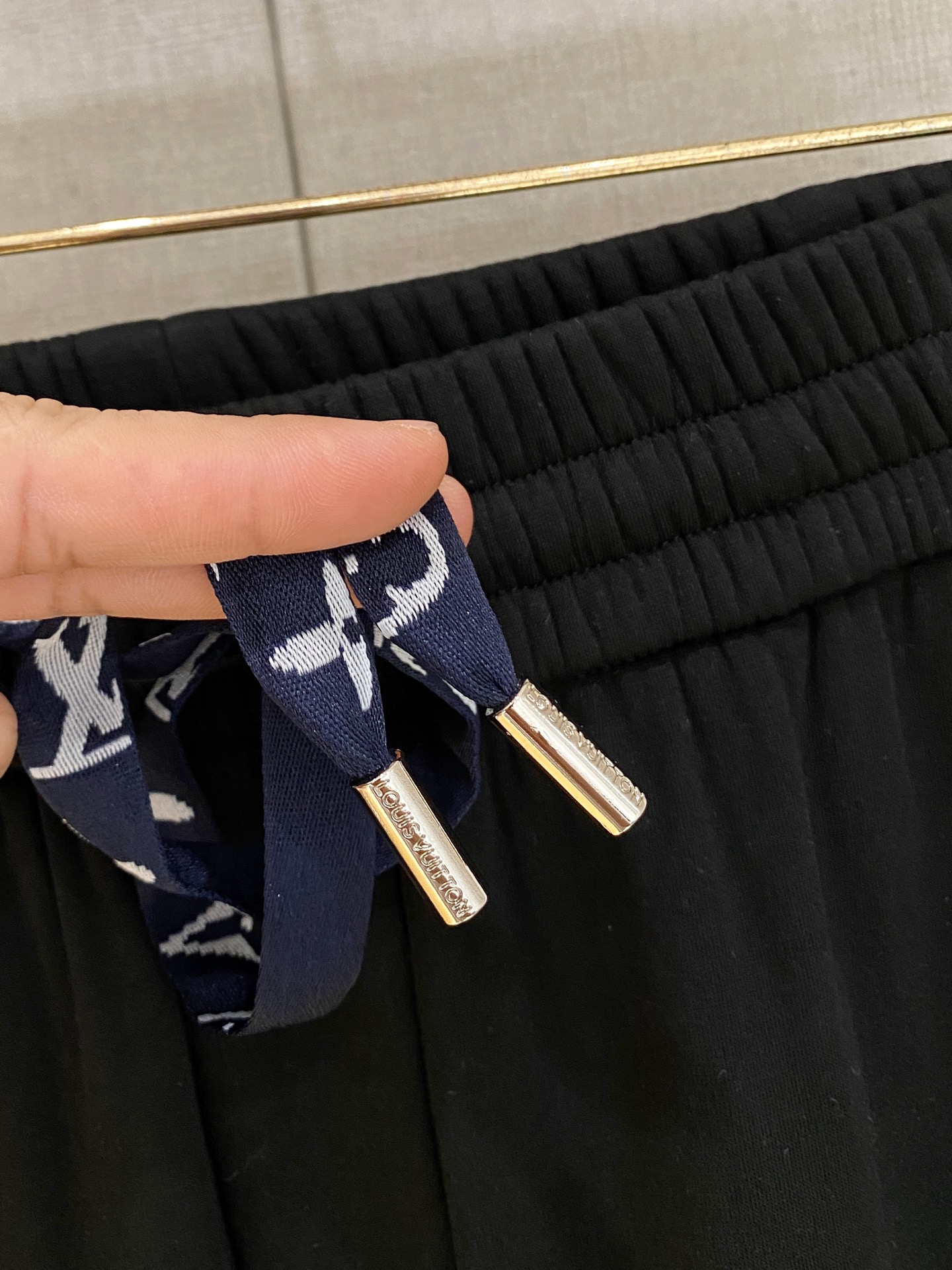 可年后退换 P230 LV 路易威登  2025SS秋冬加绒  直筒微阔版型保暖不显臃肿  🔥新品时尚直筒休闲裤，臻选优质纯棉加绒面料打造，保暖舒适，精工密针刺绣标识，缔造简约线条感，版型不挑人，客供定制五金辅料，工艺精湛，版型超正，上身效果极佳 直筒微阔版型  ！！
颜色：黑色 灰色
码数：M-3XL！