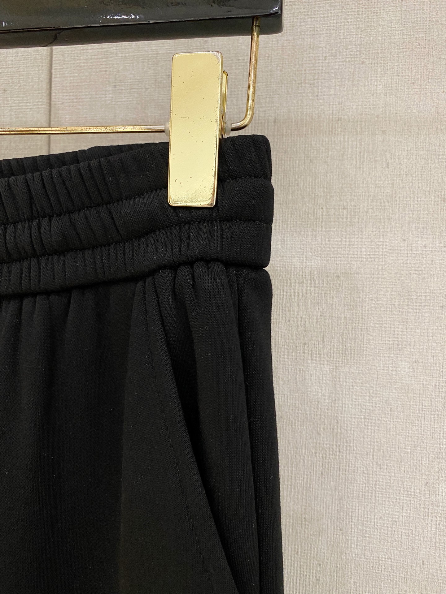 可年后退换 P230 LV 路易威登  2025SS秋冬加绒  直筒微阔版型保暖不显臃肿  🔥新品时尚直筒休闲裤，臻选优质纯棉加绒面料打造，保暖舒适，精工密针刺绣标识，缔造简约线条感，版型不挑人，客供定制五金辅料，工艺精湛，版型超正，上身效果极佳 直筒微阔版型  ！！
颜色：黑色 灰色
码数：M-3XL！