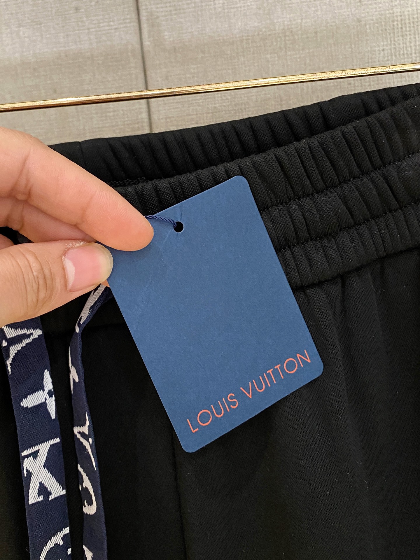 可年后退换 P230 LV 路易威登  2025SS秋冬加绒  直筒微阔版型保暖不显臃肿  🔥新品时尚直筒休闲裤，臻选优质纯棉加绒面料打造，保暖舒适，精工密针刺绣标识，缔造简约线条感，版型不挑人，客供定制五金辅料，工艺精湛，版型超正，上身效果极佳 直筒微阔版型  ！！
颜色：黑色 灰色
码数：M-3XL！