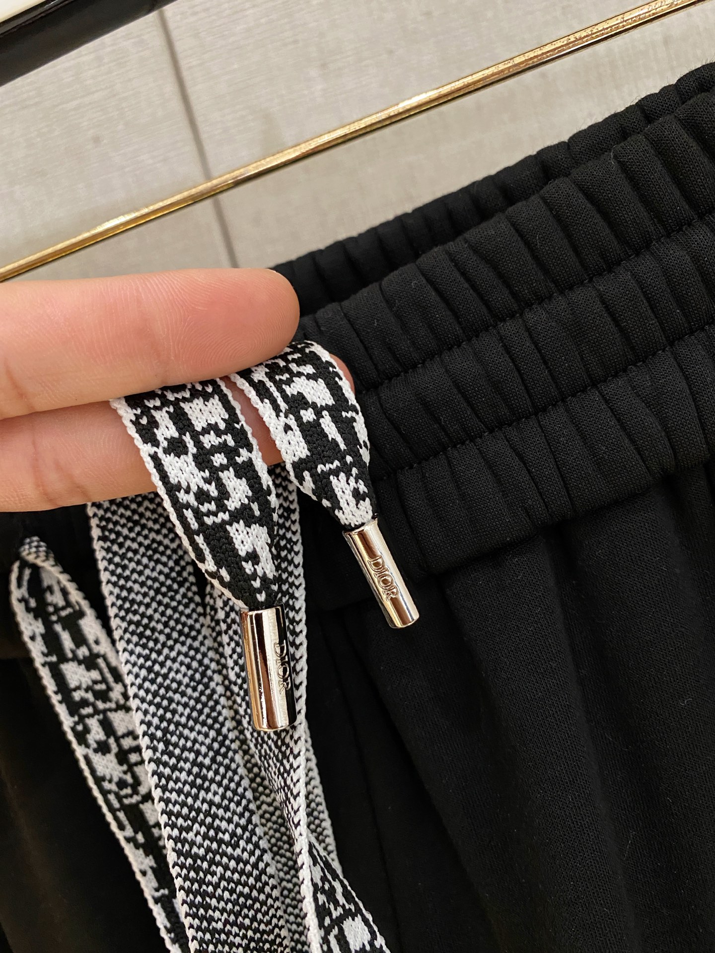 可年后退换 P230 迪奥 Dior 2025SS秋冬加绒  直筒微阔版型保暖不显臃肿  🔥新品时尚直筒休闲裤，臻选优质纯棉加绒面料打造，保暖舒适，精工密针刺绣标识，缔造简约线条感，版型不挑人，客供定制五金辅料，工艺精湛，版型超正，上身效果极佳 直筒微阔版型  ！！
颜色：黑色 灰色
码数：M-3XL！