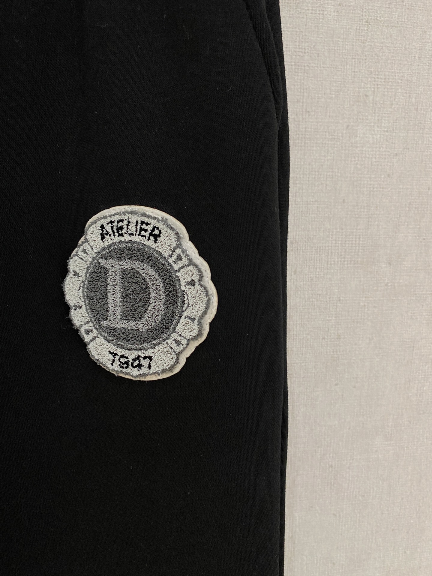 可年后退换 P230 迪奥 Dior 2025SS秋冬加绒  直筒微阔版型保暖不显臃肿  🔥新品时尚直筒休闲裤，臻选优质纯棉加绒面料打造，保暖舒适，精工密针刺绣标识，缔造简约线条感，版型不挑人，客供定制五金辅料，工艺精湛，版型超正，上身效果极佳 直筒微阔版型  ！！
颜色：黑色 灰色
码数：M-3XL！