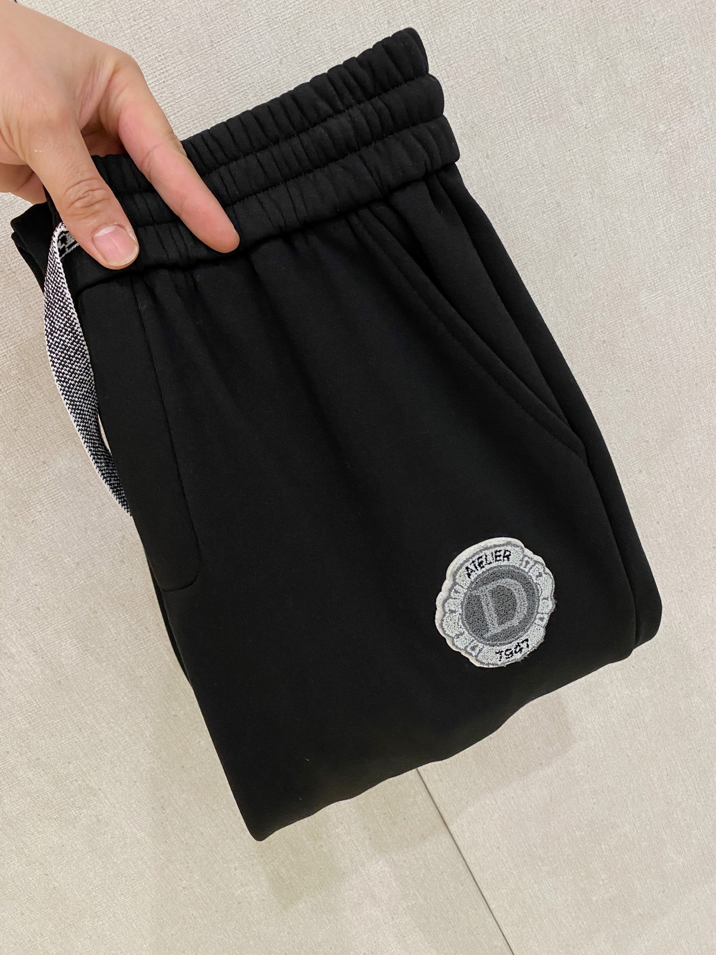 可年后退换 P230 迪奥 Dior 2025SS秋冬加绒  直筒微阔版型保暖不显臃肿  🔥新品时尚直筒休闲裤，臻选优质纯棉加绒面料打造，保暖舒适，精工密针刺绣标识，缔造简约线条感，版型不挑人，客供定制五金辅料，工艺精湛，版型超正，上身效果极佳 直筒微阔版型  ！！
颜色：黑色 灰色
码数：M-3XL！